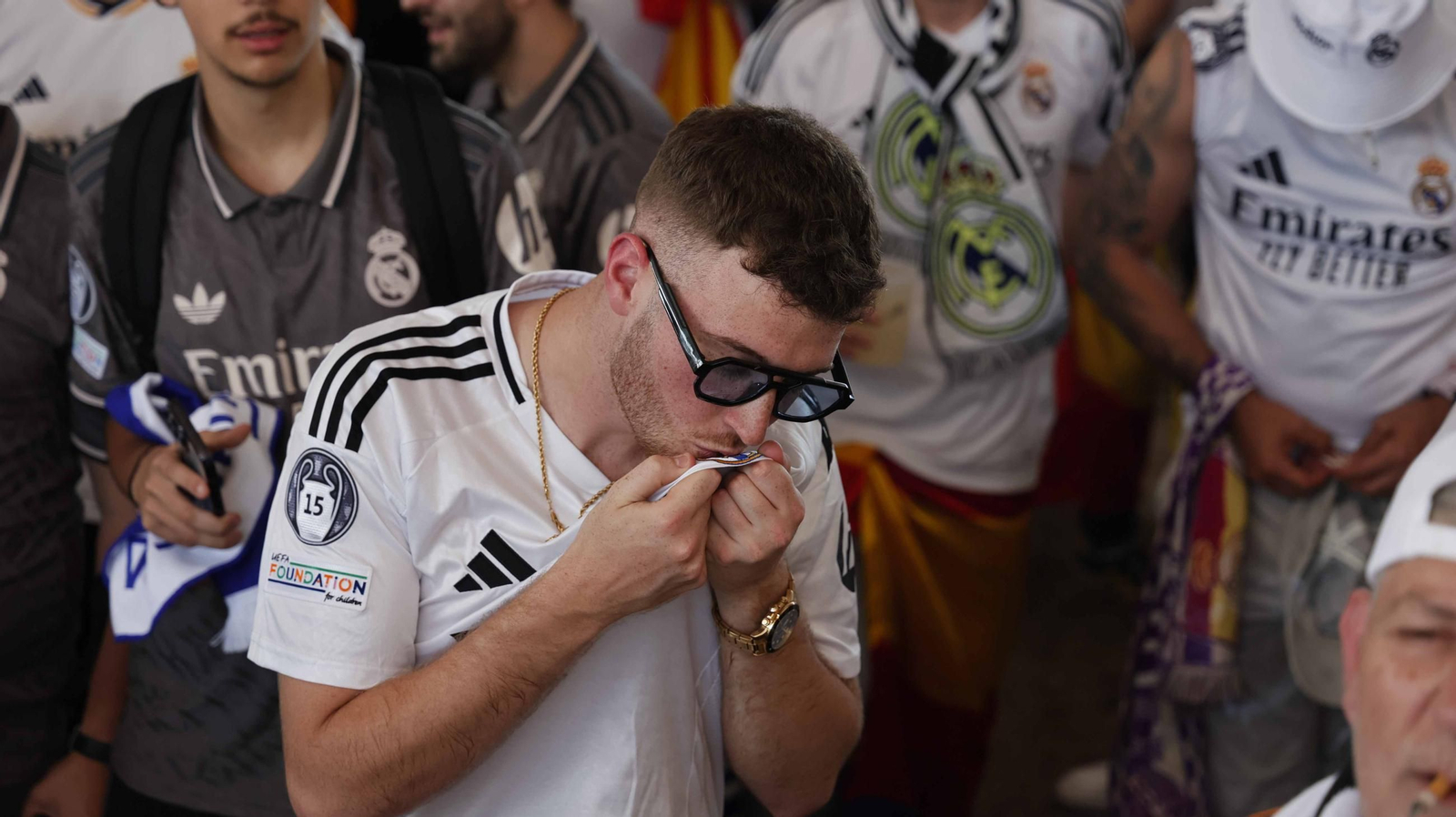 Acicionados del ral Madrid en la fan zone