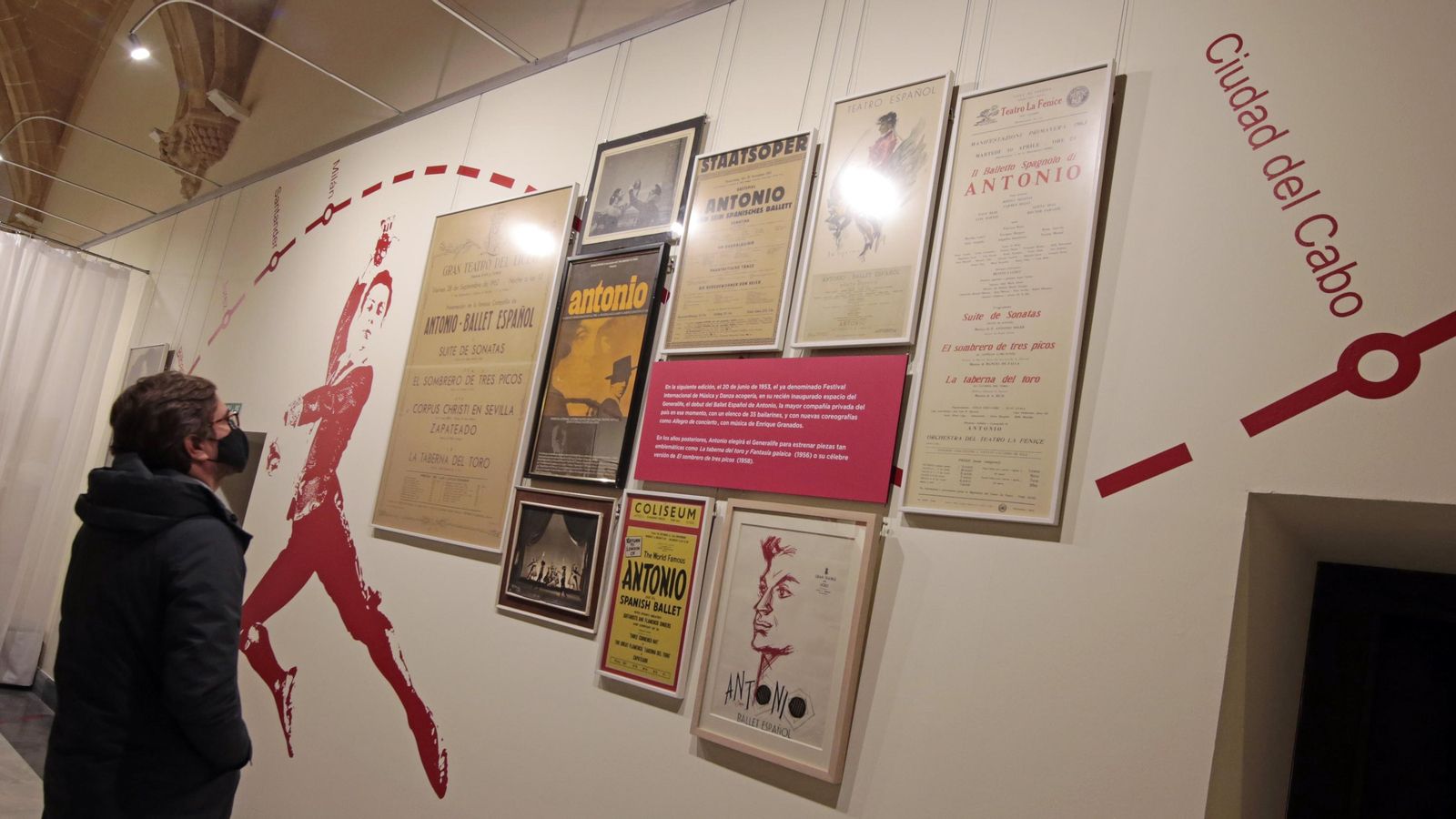 Algunos de los carteles de la exposición.