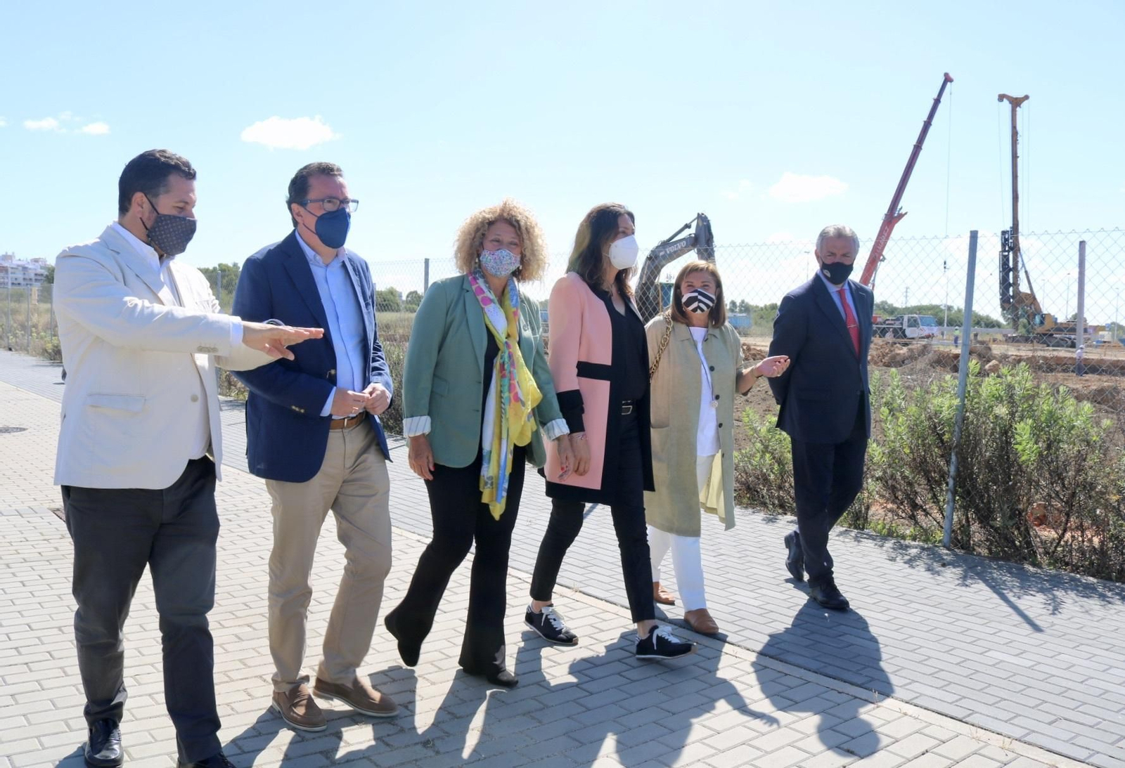 Loles López junto al resto de los populares durante la visita a las obras. Loles López junto al resto de los populares durante la visita a las obras.