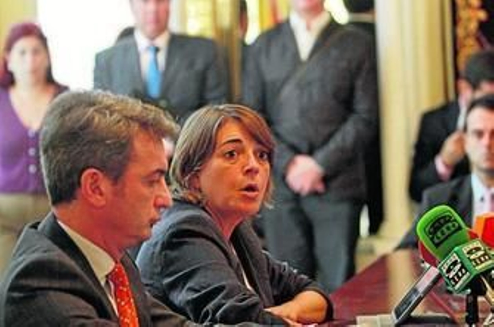 Elena Cortés, consejera de Fomento y Vivienda, ayer en la firma de un convenio junto al rector de la Universidad de Cádiz, Eduardo González Mazo. Elena Cortés, consejera de Fomento y Vivienda, ayer en la firma de un convenio junto al rector de la Universidad de Cádiz, Eduardo González Mazo.