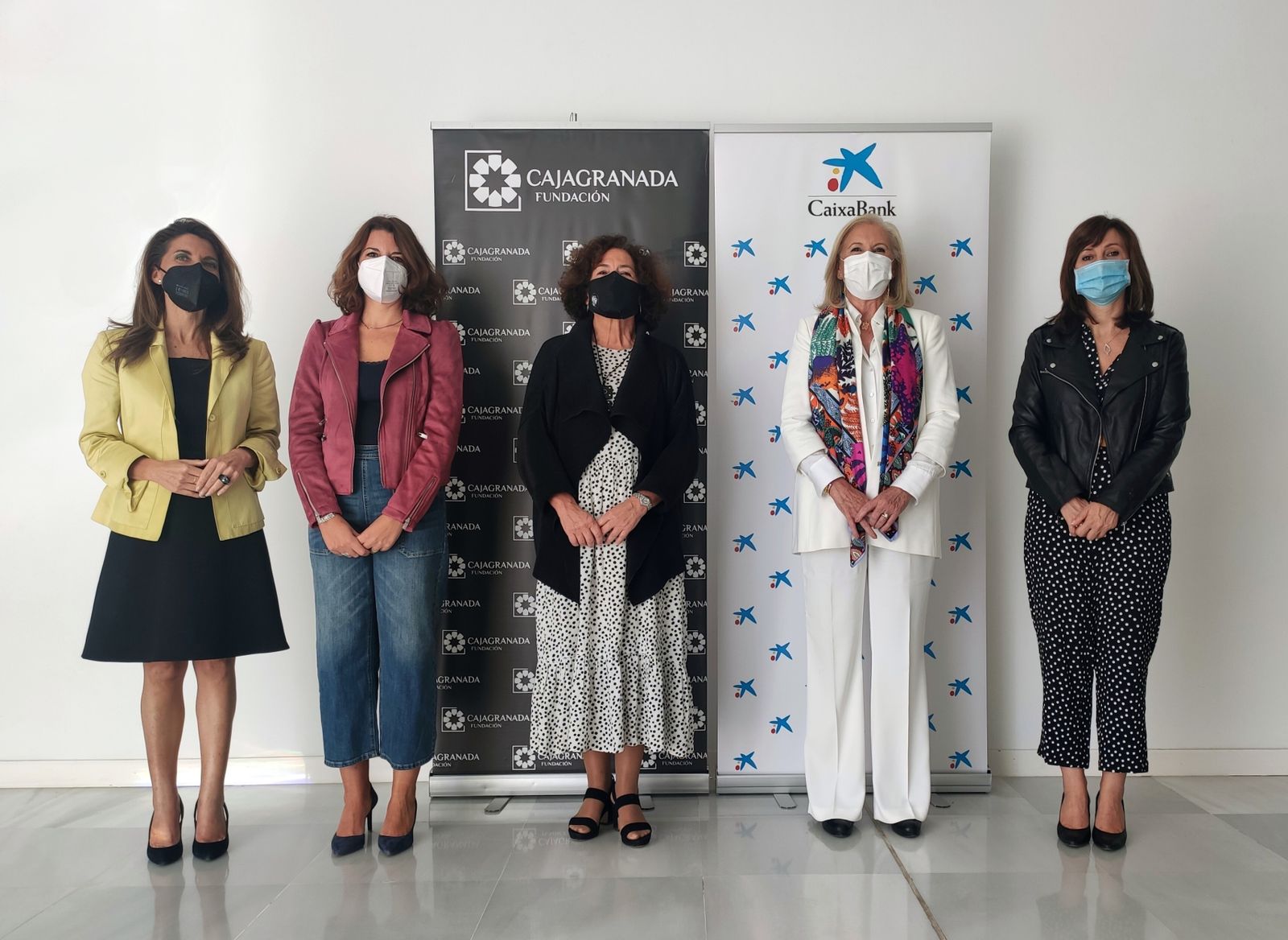 Participantes en la  firma del convenio con la rectora de la UGR, Pilar Aranda y la presidenta de CajaGranada Fundación, María Elena Martín Vivaldi