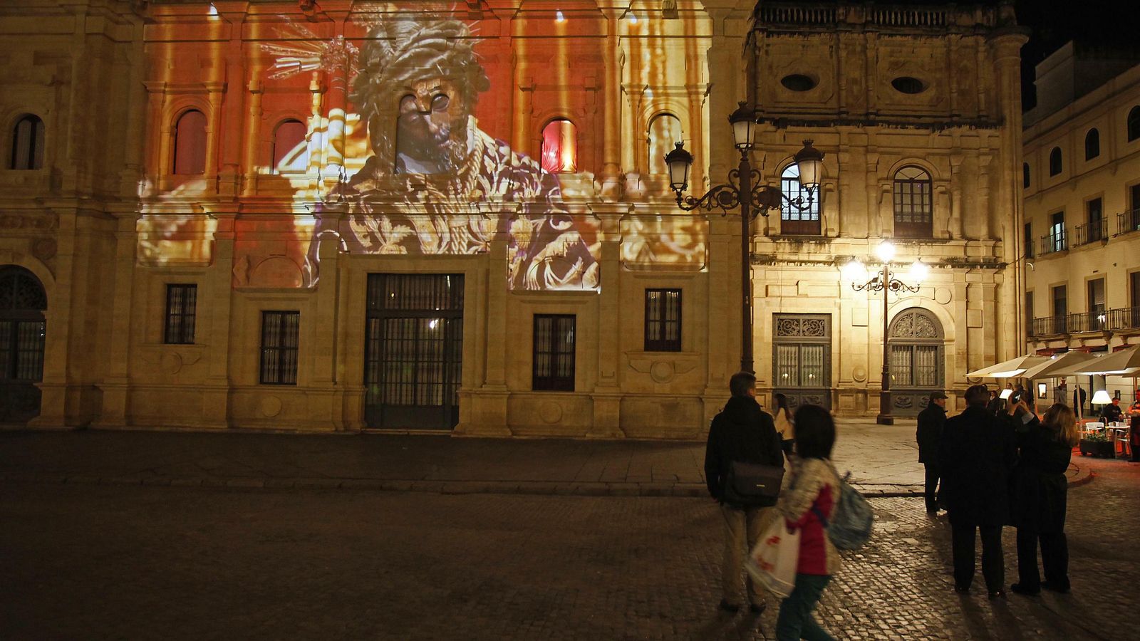 Las imágenes del Señor proyectadas en la fachada del Ayuntamiento.