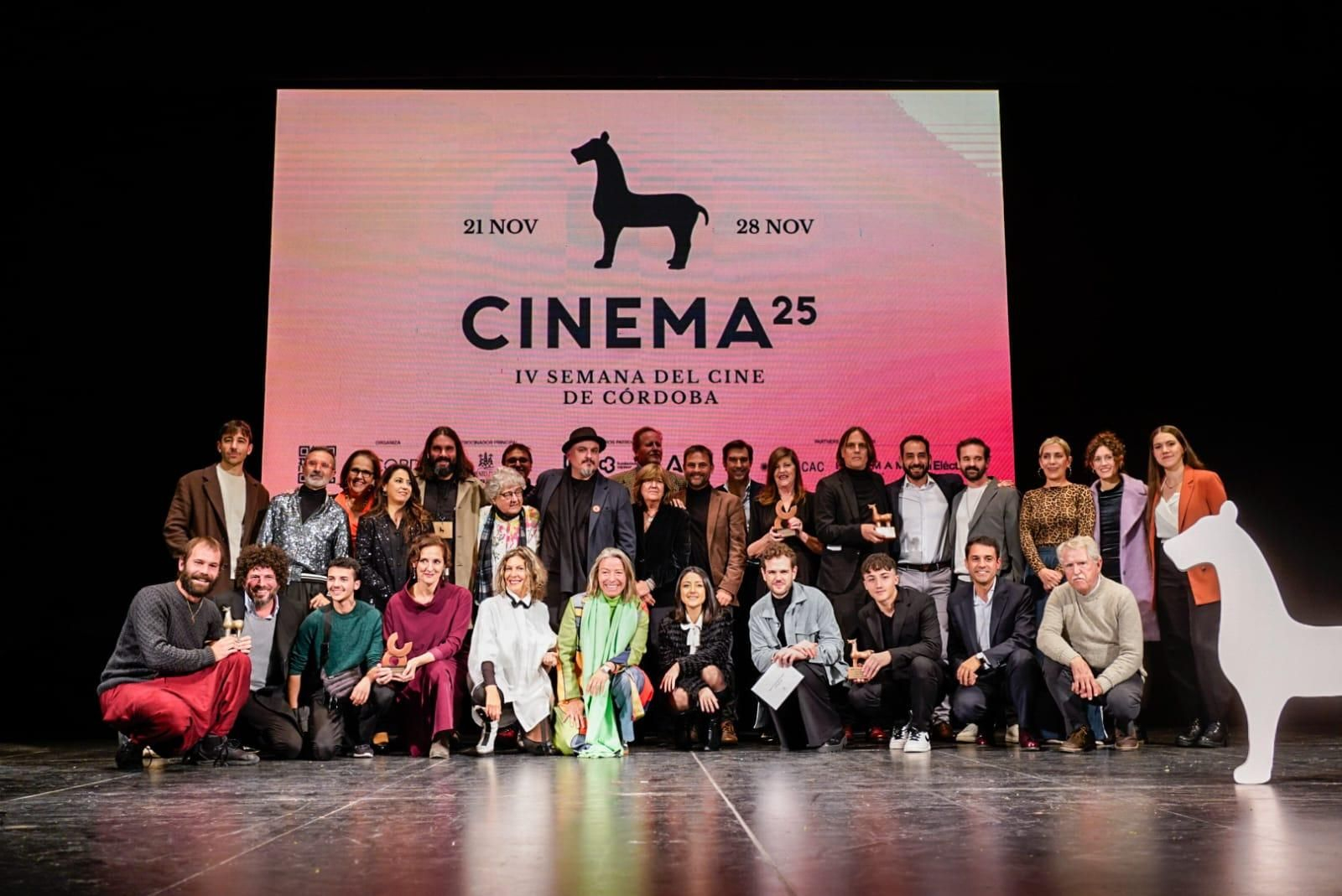 Foto de familia tras la gala de clausura y entrega de premios de la IV Semana del Cine de Córdoba. Foto de familia tras la gala de clausura y entrega de premios de la IV Semana del Cine de Córdoba.