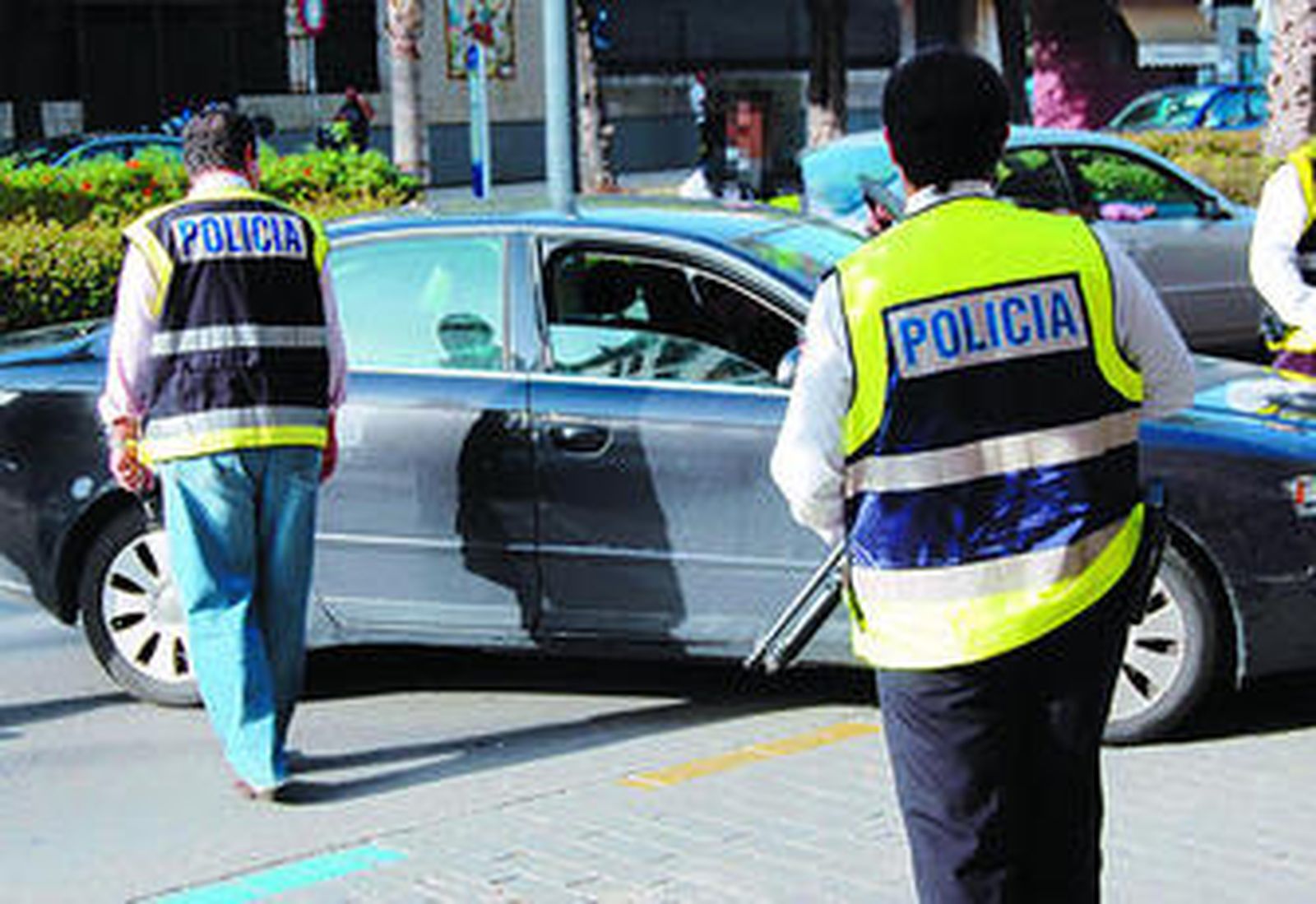 Policías nacionales, durante un control preventivo en la calle Sevilla.
