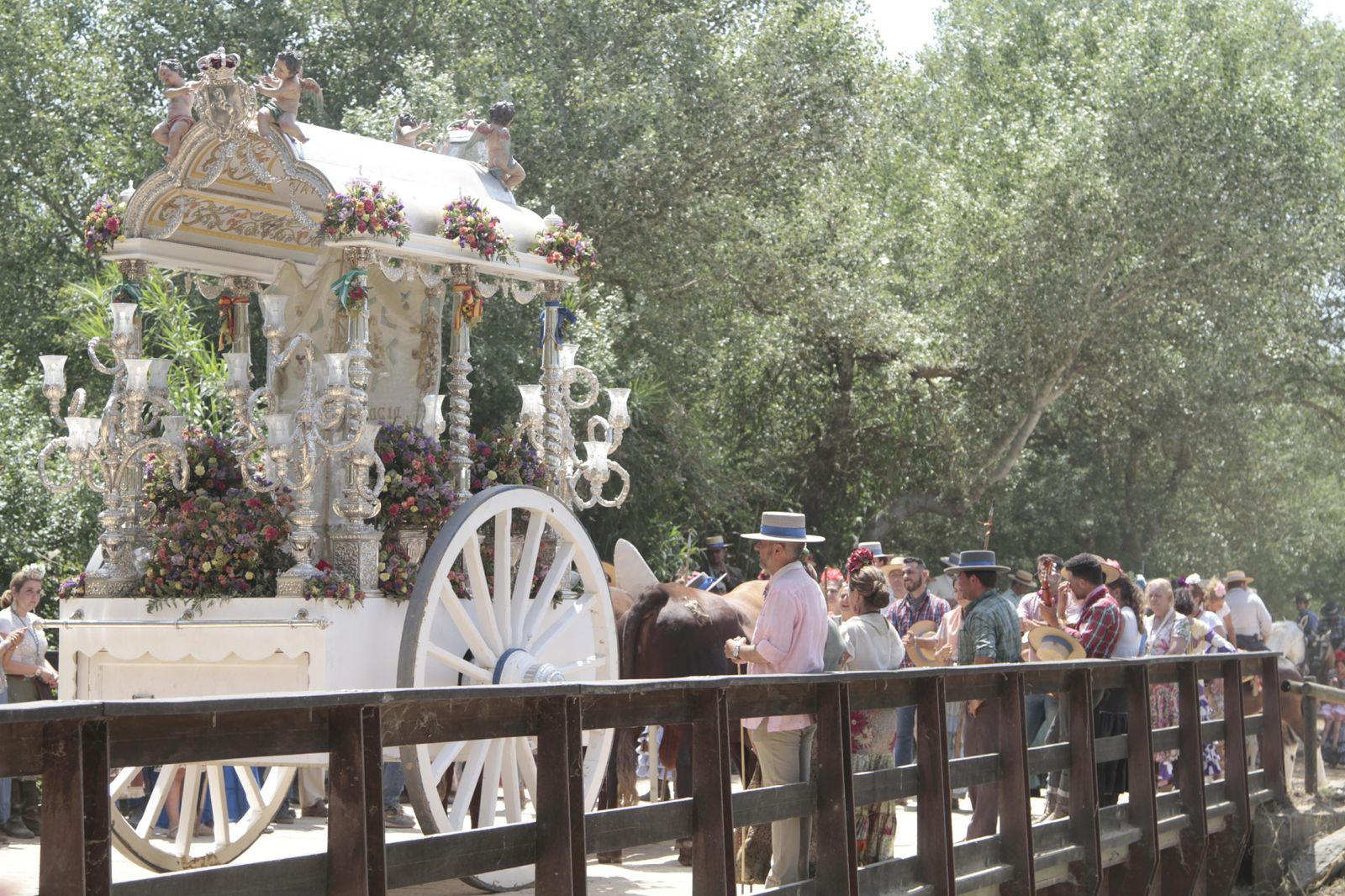Las hermandades cruzando el puente del Ajolí, en imágenes