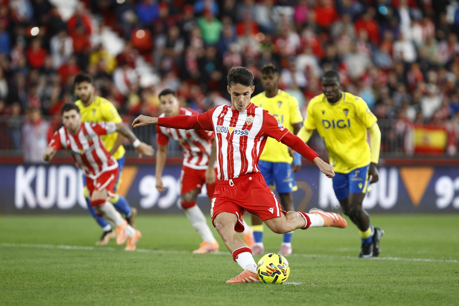 El partido U.D. Almería-Cádiz C.F. en imágenes
