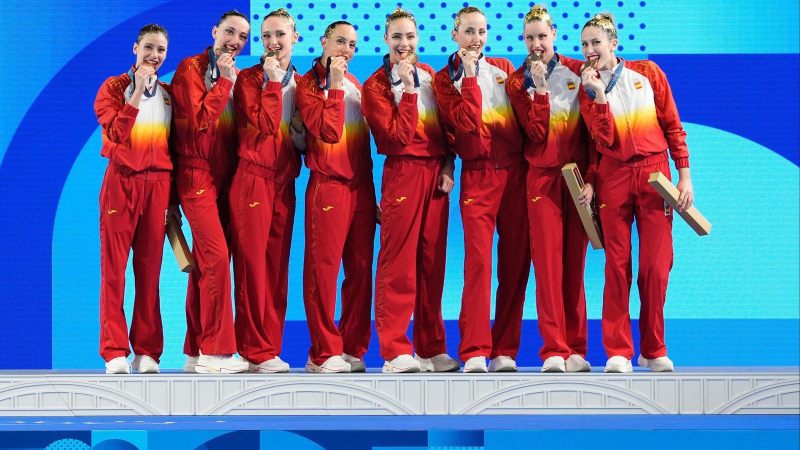 La selección española de natación artística posa con la medalla de bronce en los Juegos Olímpicos de París