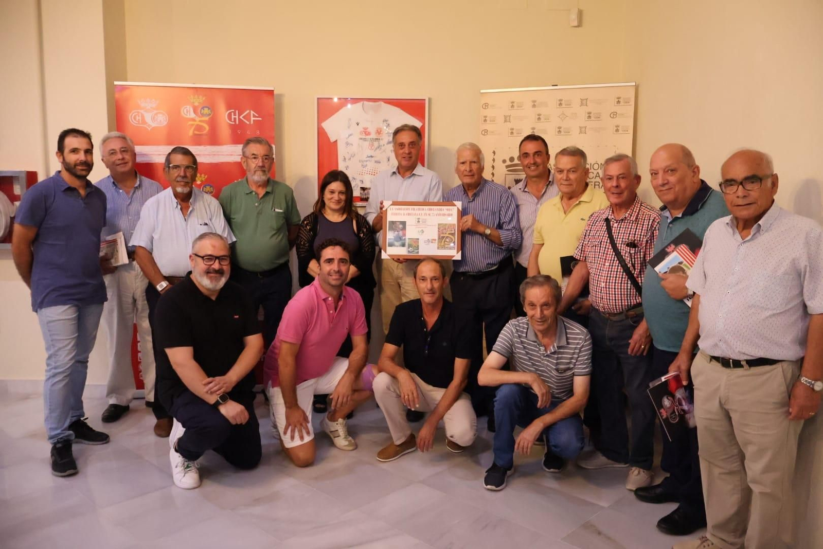 Participantes en la inauguración de esta muestra. Participantes en la inauguración de esta muestra.