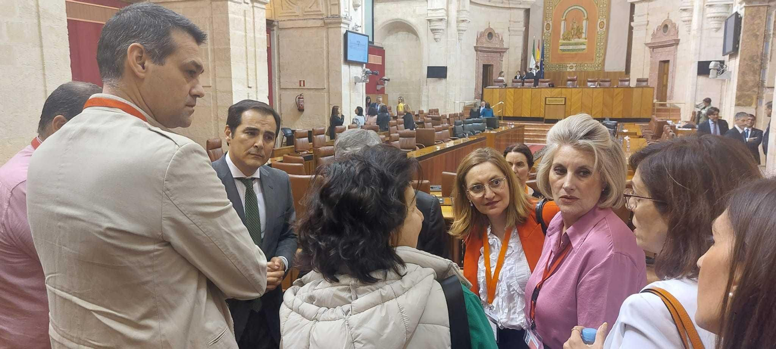 El consejero con algunos de los interinos afectados tras el debate.