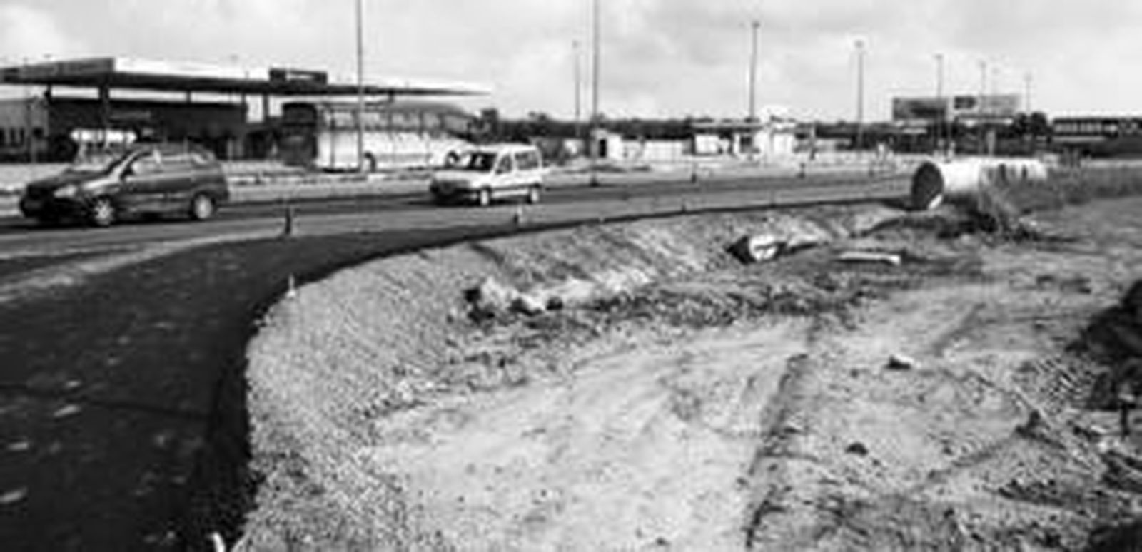 Los accesos a Umbrete desde la A-49 que Merkamueble está mejorando.