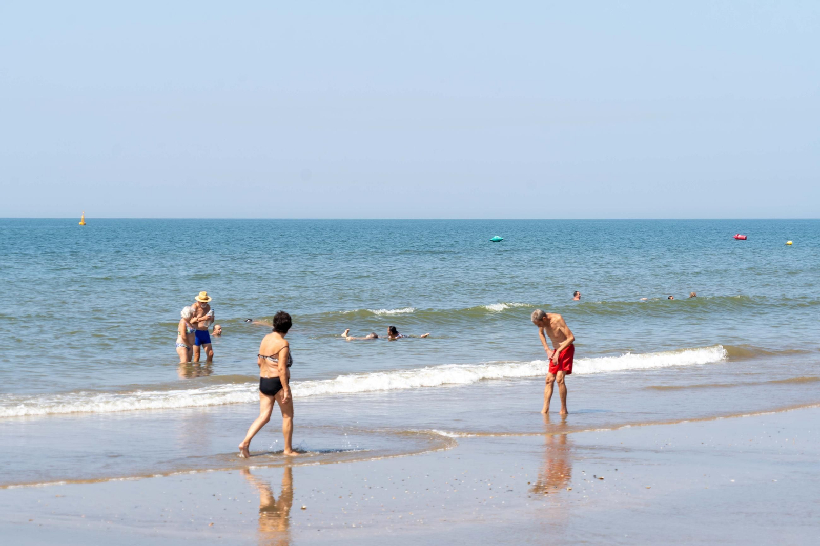 Una mañana de domingo en El Espigón, la playa de Huelva capital.