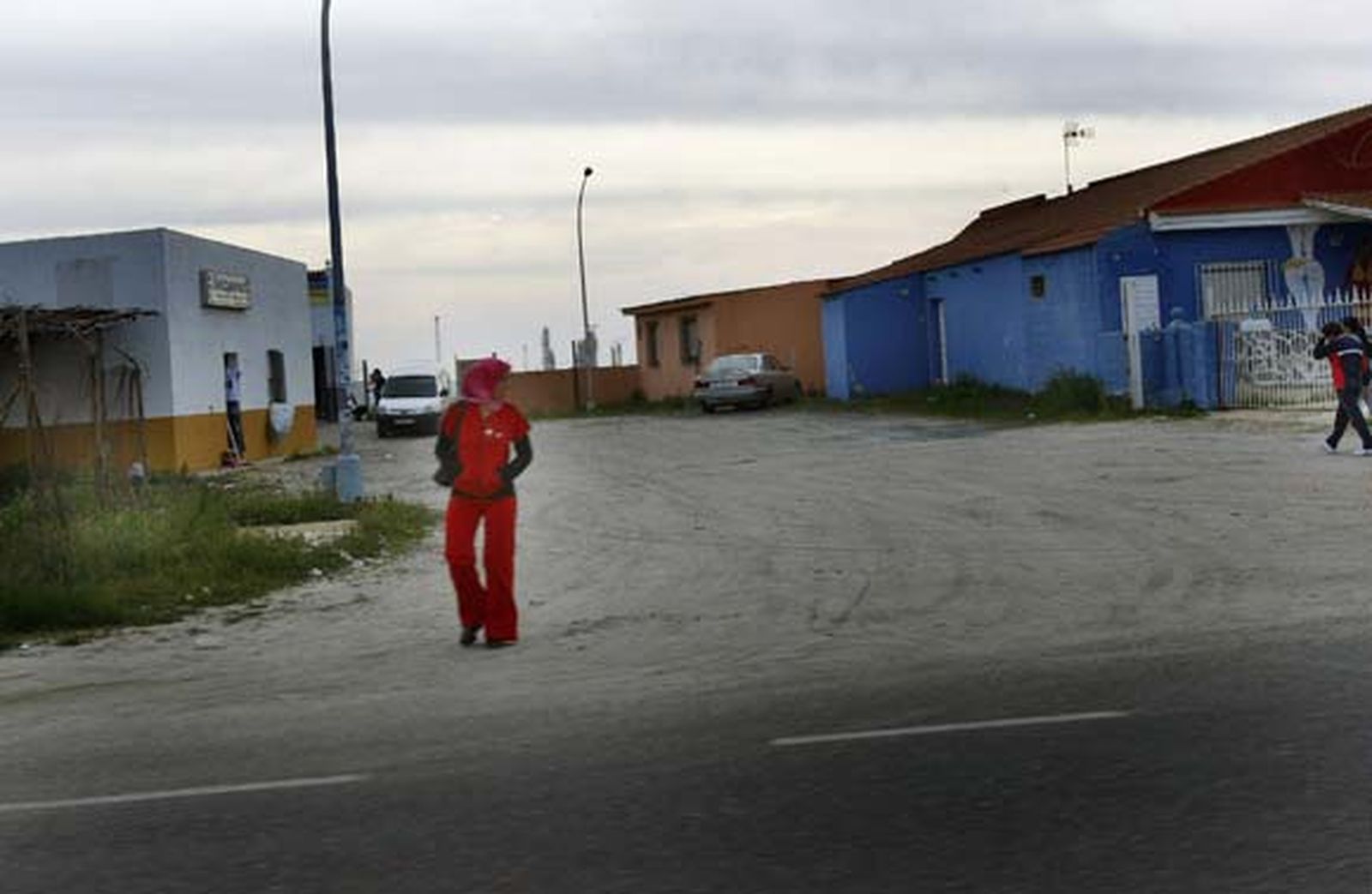 Entre Mazagón y Palos se extiende un mar blanco que oculta los campos de fresa, que oculta el lugar de ninguna parte de los africanos derrotados

Foto: Fito Carreto