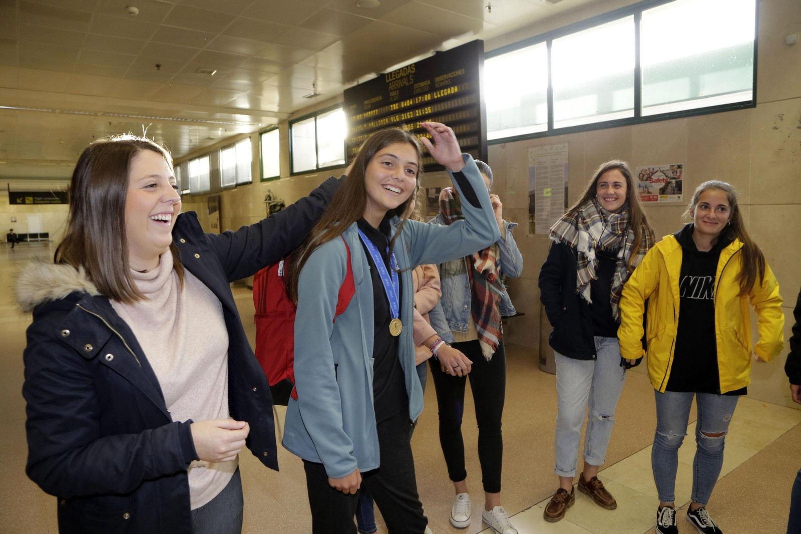 Teresa Mérida, recibida en el aeropuerto de Jerez tras su título mundial.