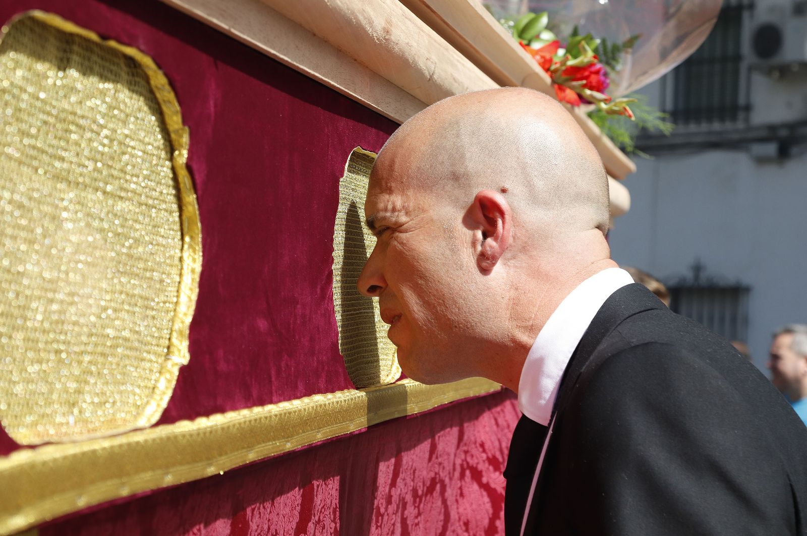 Imágenes del recorrido de la Hermandad de la Redención por las calles de Huelva