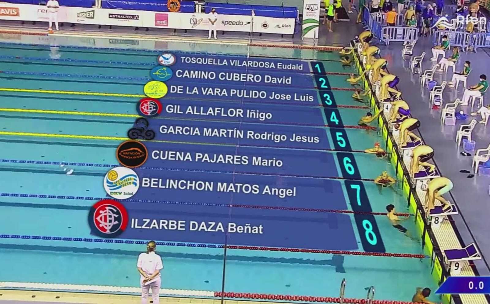 Momento en el que Ángel Belinchón se dispone a saltar  a la piscina para nadar en una de las pruebas en las que participó.