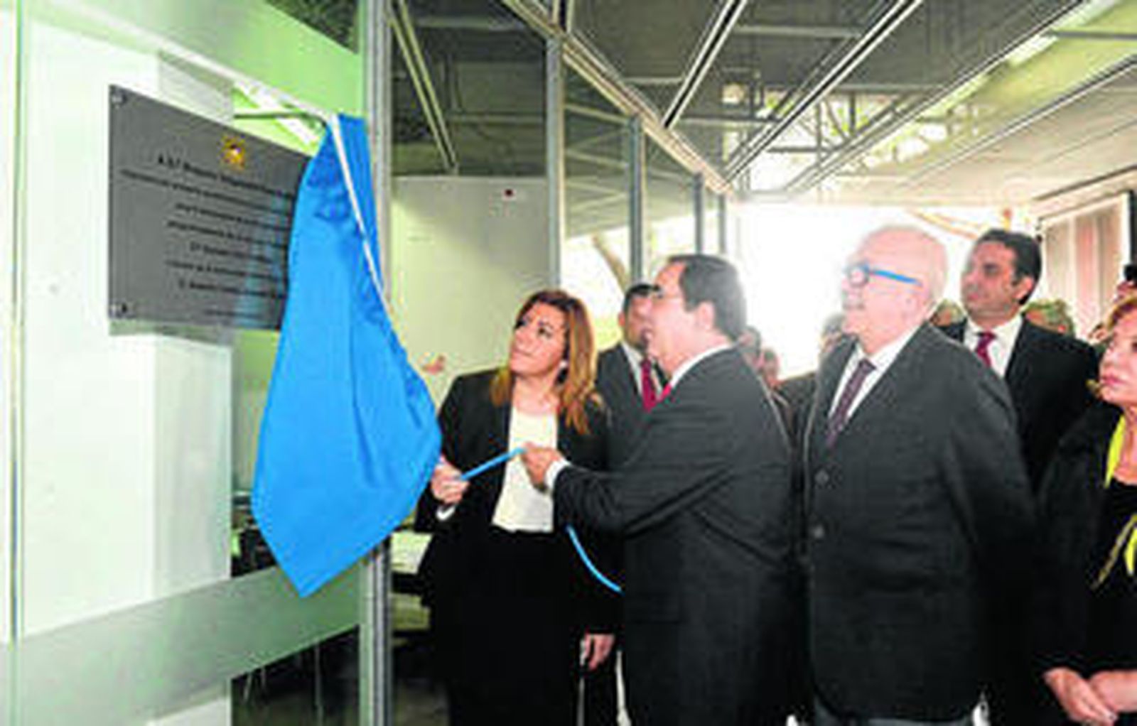 Susana Díaz y Vicente Guzmán descubren la placa en recuerdo a Rosario Valpuesta en la residencia Flora Tristán.