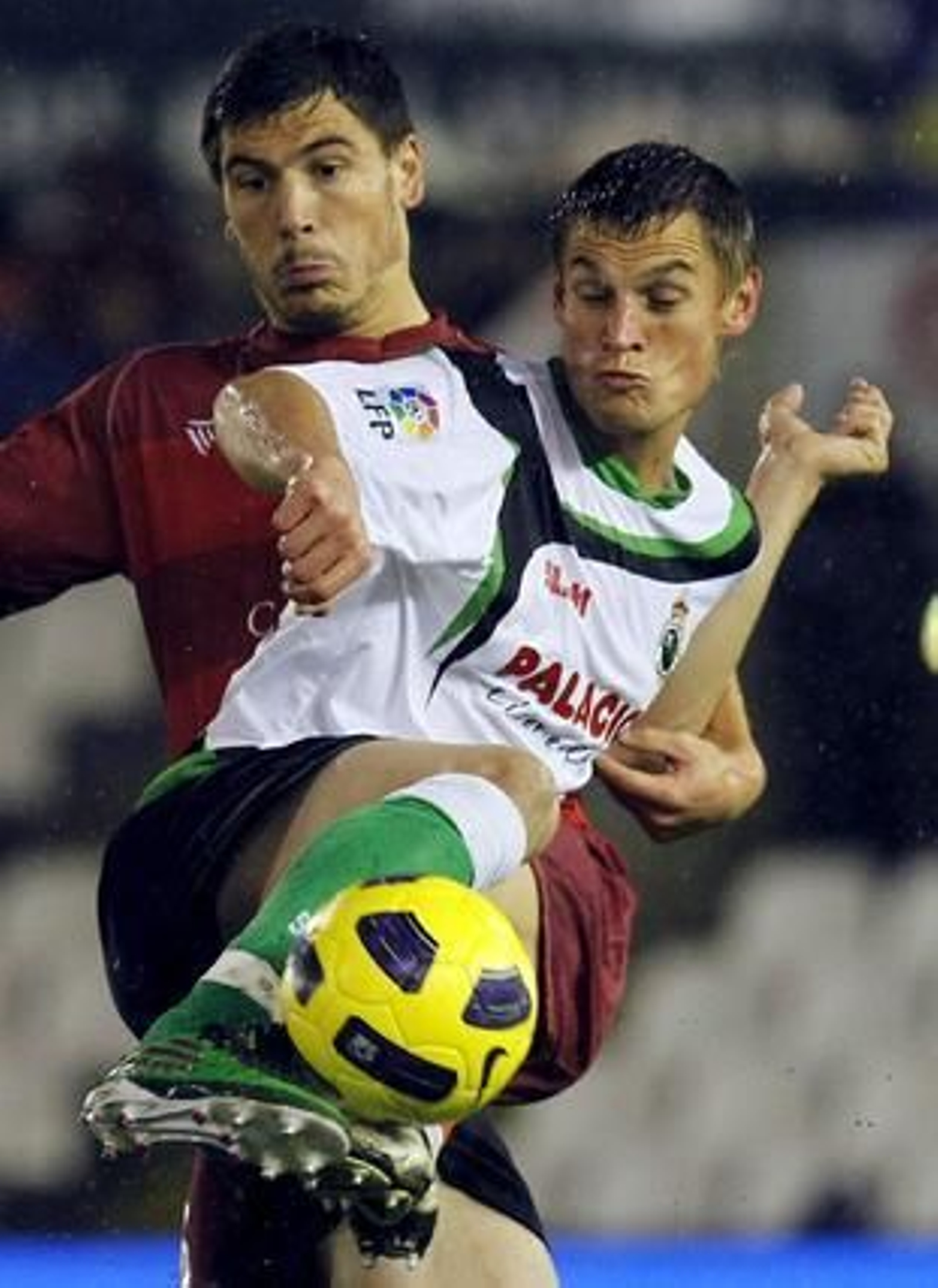 El Córdoba hace valer la renta de la ida y pasa a octavos de la Copa del Rey pese a perder  3-1 en Santander. / EFE