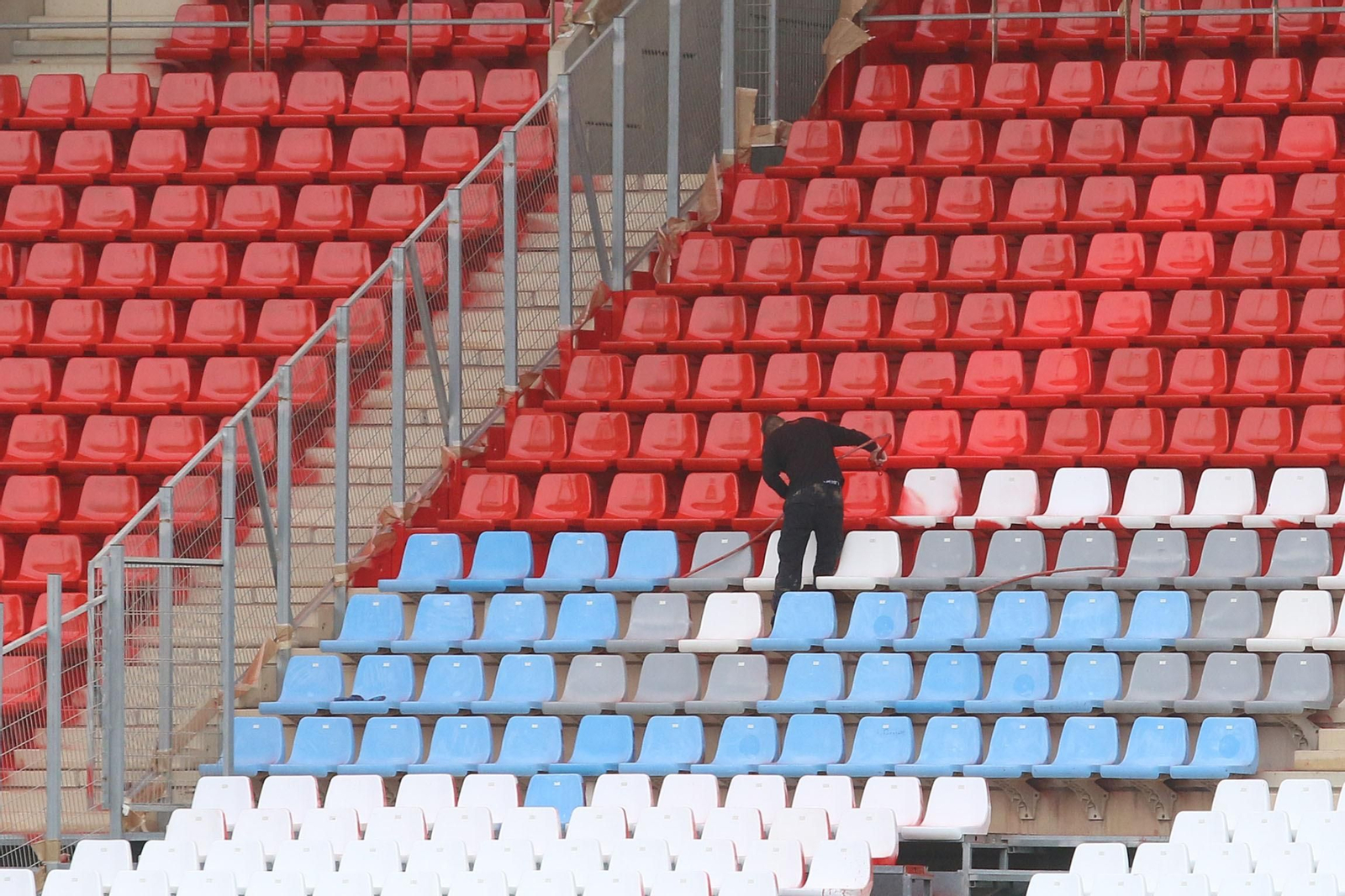 Así están pintando las gradas del Mediterráneo