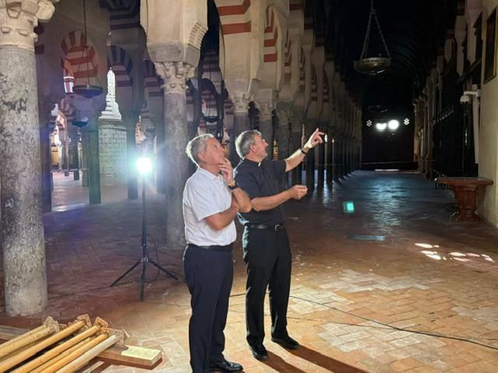 Salvador Fuentes atiende las explicaciones del deán-presidente del Cabildo, Joaquín Alberto Nieva, en la visita a Mezquita-Catedral.