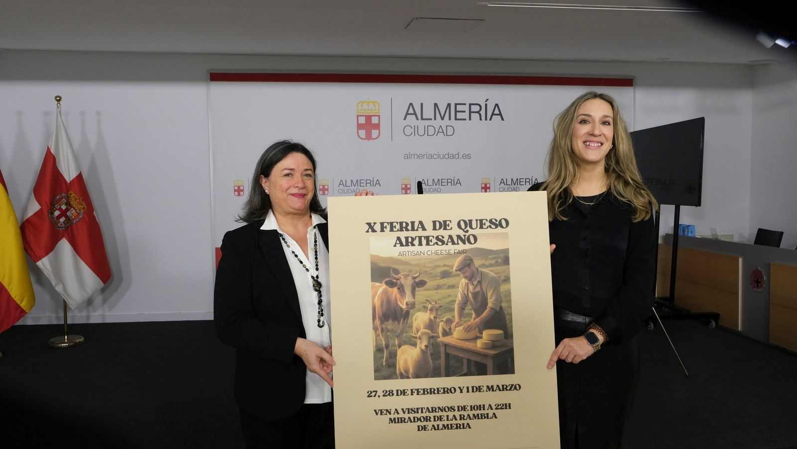 Robles y Trigueros, con el cartel de la Feria del Queso Artesanal.