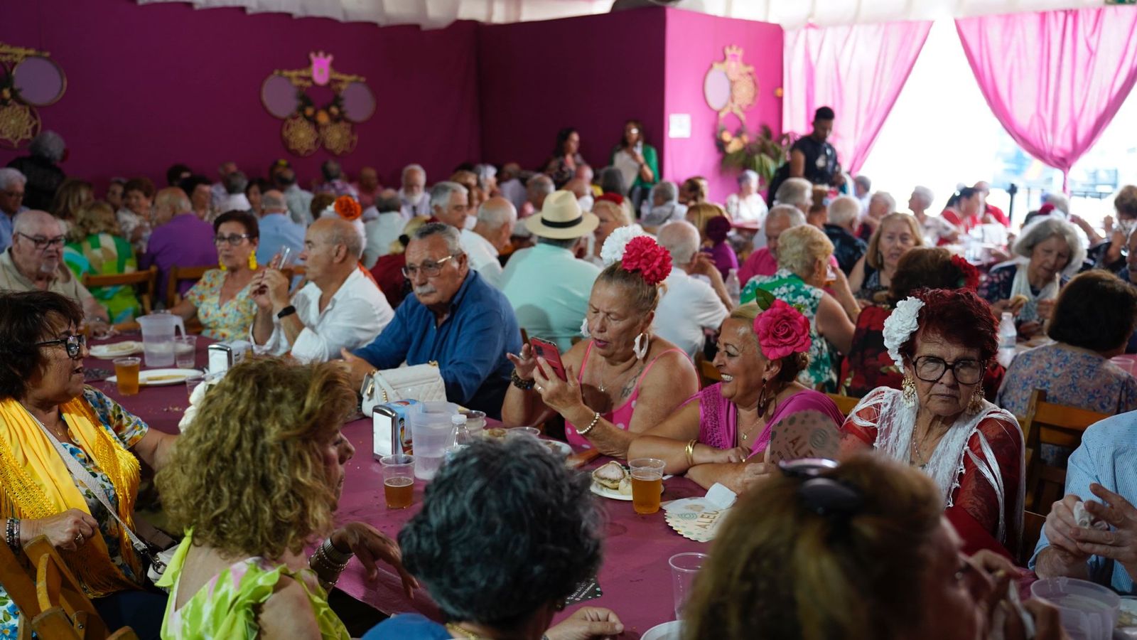 Los mayores disfrutan de una comida en la caseta municipal.