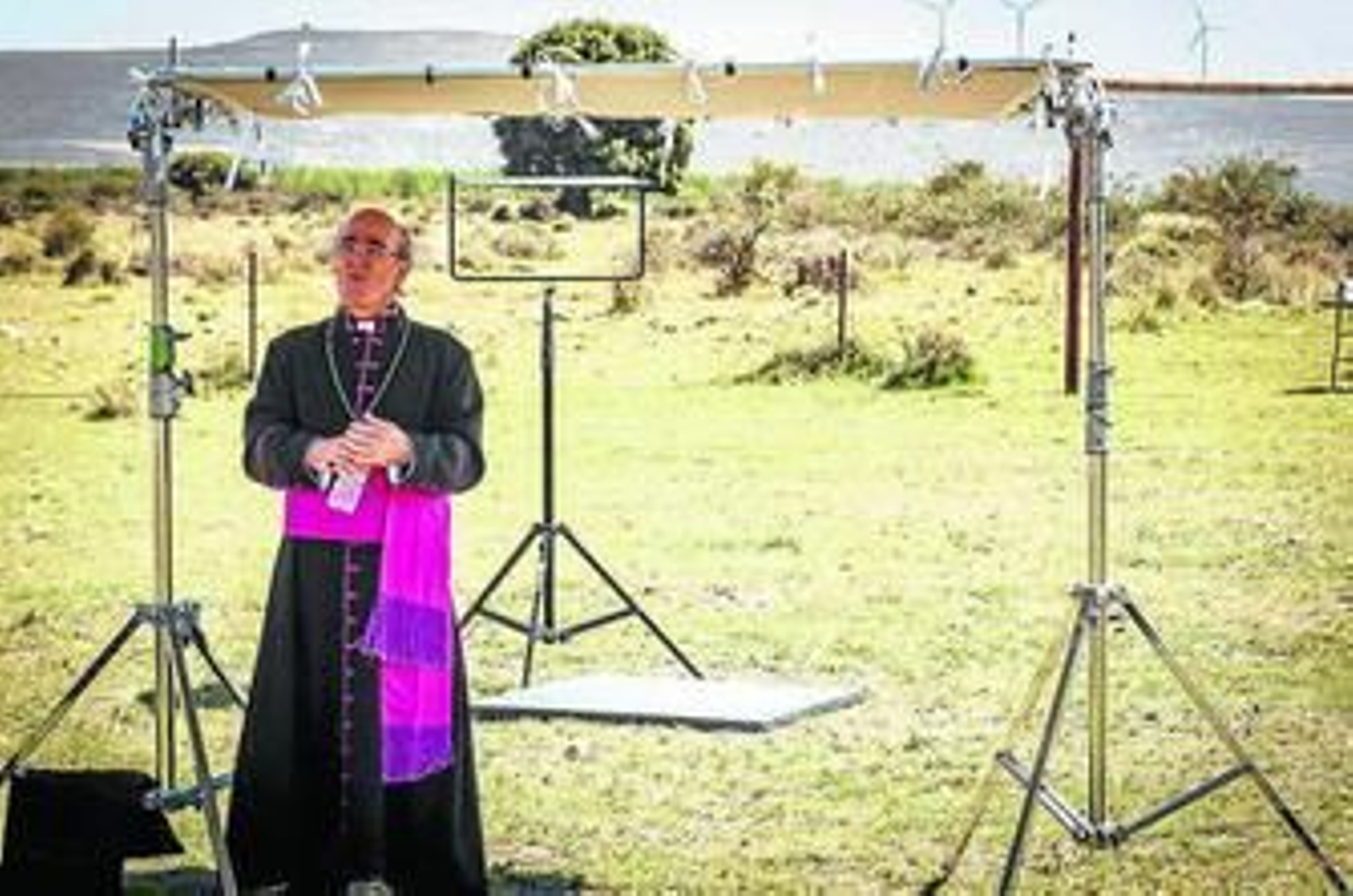 Álex Angulo encarnando al obispo de Tarazona en 'Bendita calamidad', cuyo rodaje se ha suspendido.