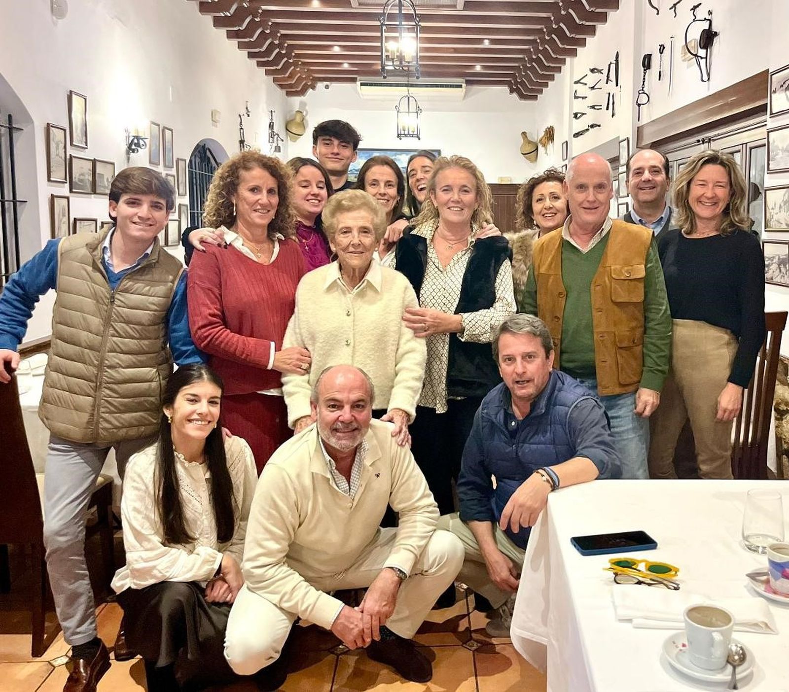 La anfitriona María Victoria Sagrario con Gema y Ramón Aranda, Manuel Lobato, Julio Pérez, Gema, María Victoria y Luis Aranda, Belén González-Páramo, Gema y Eduardo Lobato, Carmen Aranda, Victoria Pérez , Olga Ávarez y Julio Pérez, durante la celebración.
