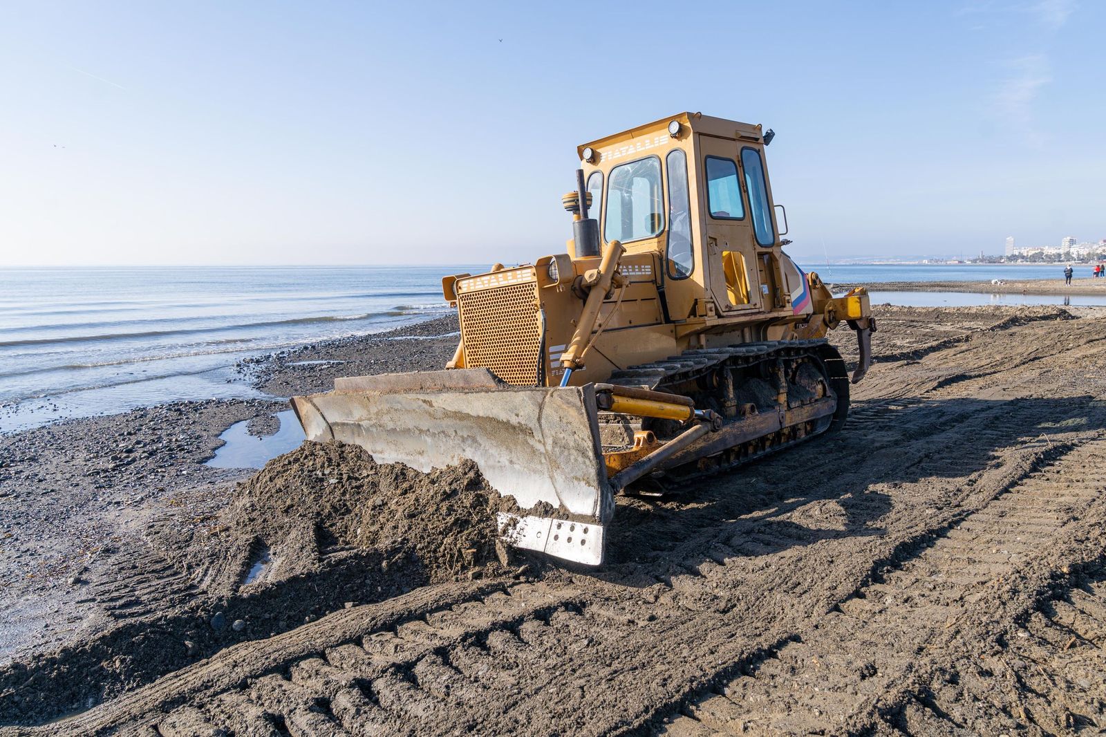 Un operario realizando labores de acondicionamiento del litoral.