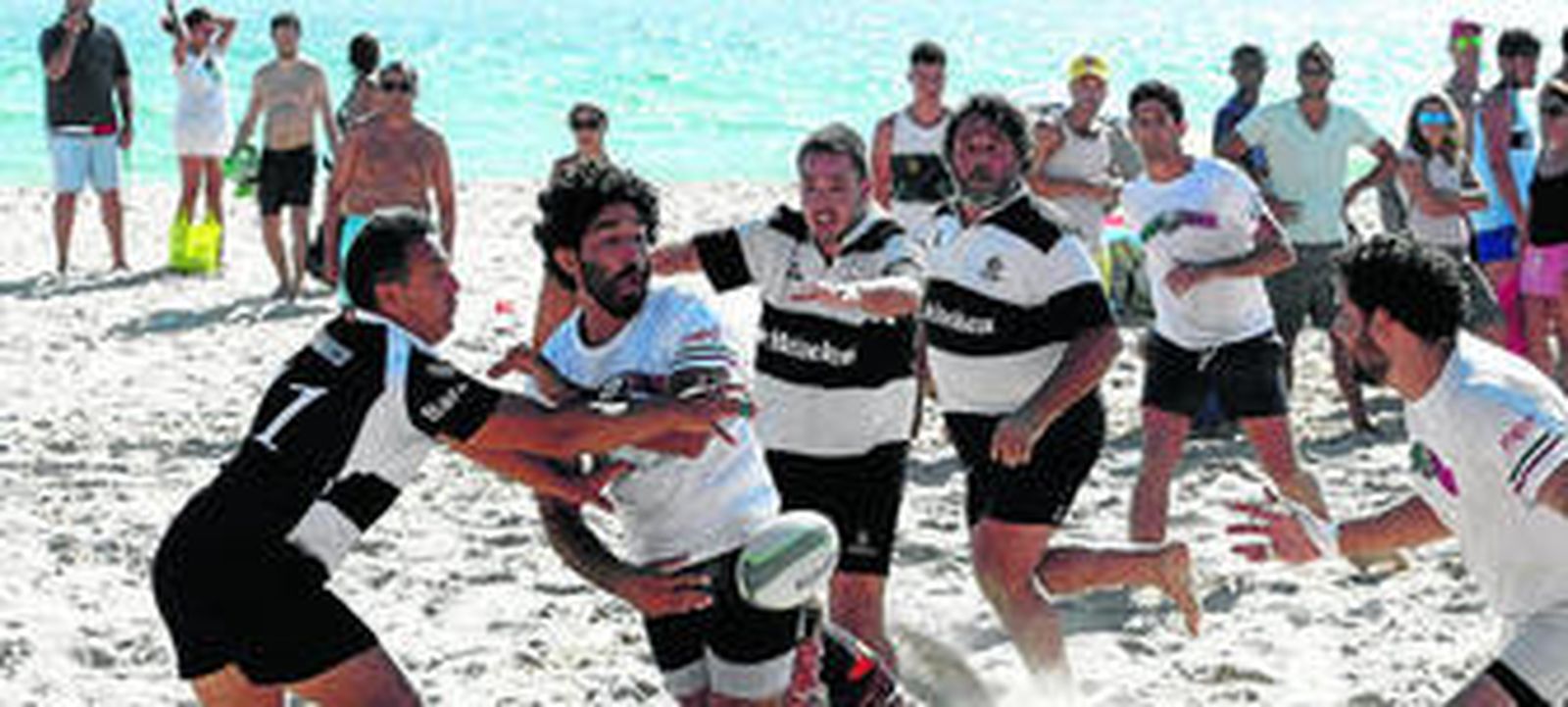 Uno de los partidos jugados ayer en la arena de Los Lances, en Tarifa.