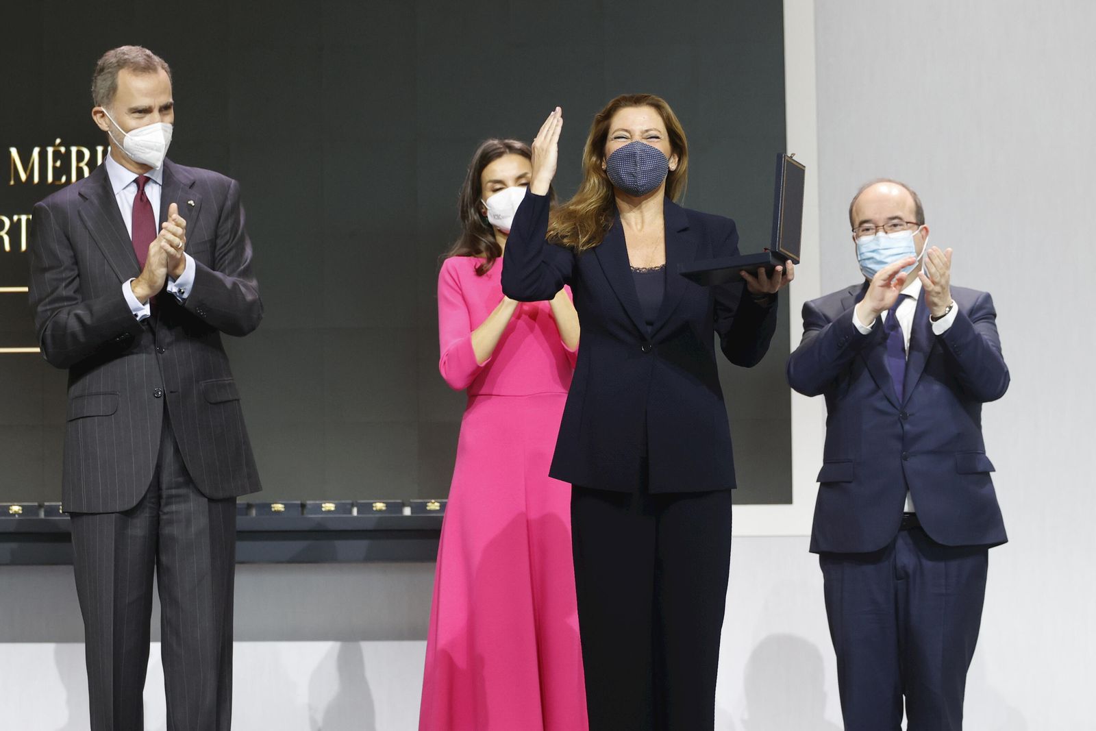 Sara Baras posa con la Medallas a las Bellas Artes ante los Reyes y Miguel Iceta