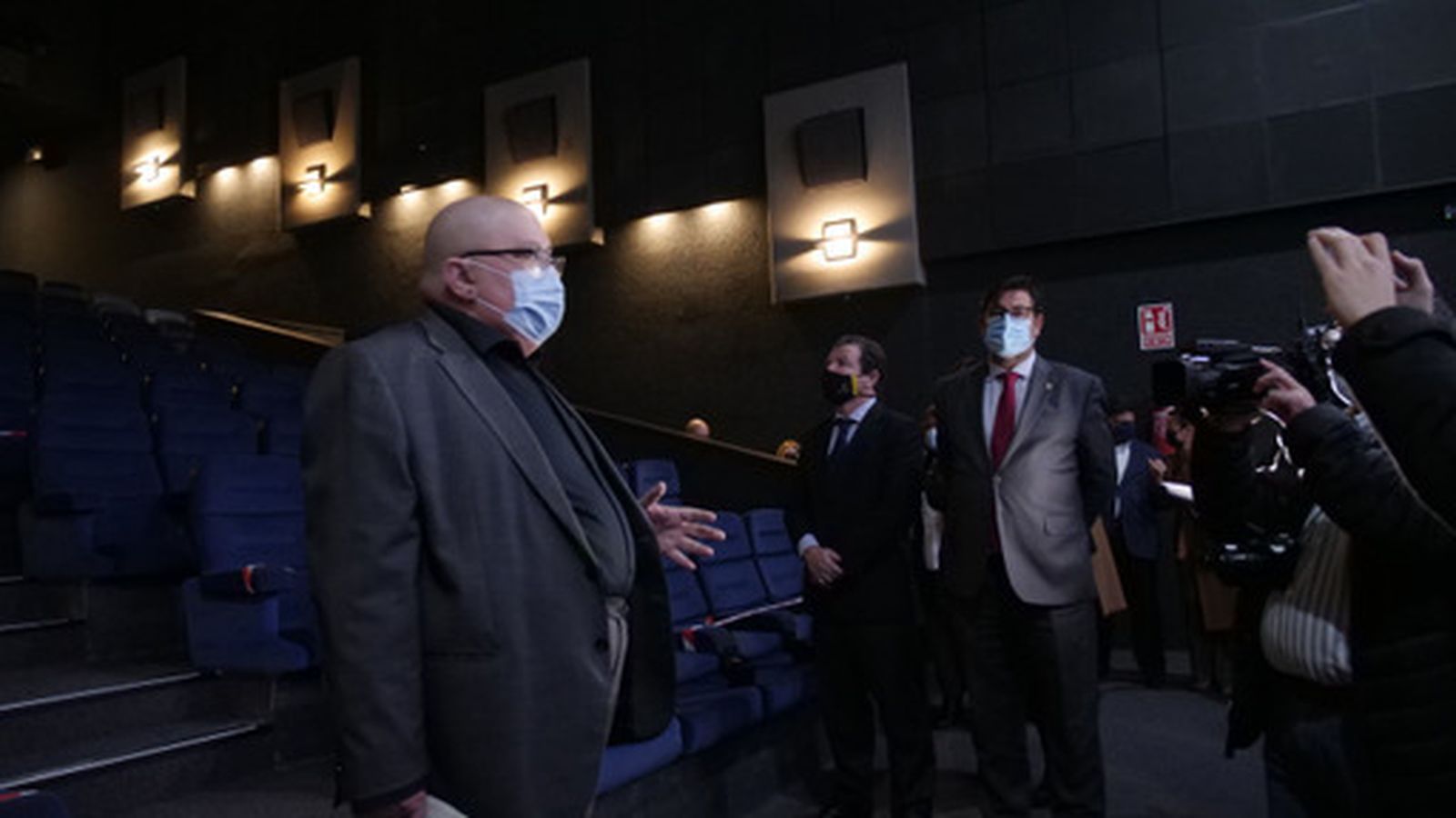 Una de las salas, antes de la proyección de reapertura, en la que Rogelio Delgado, uno de los gestores de Cineapolis explica las mejoras realizadas.