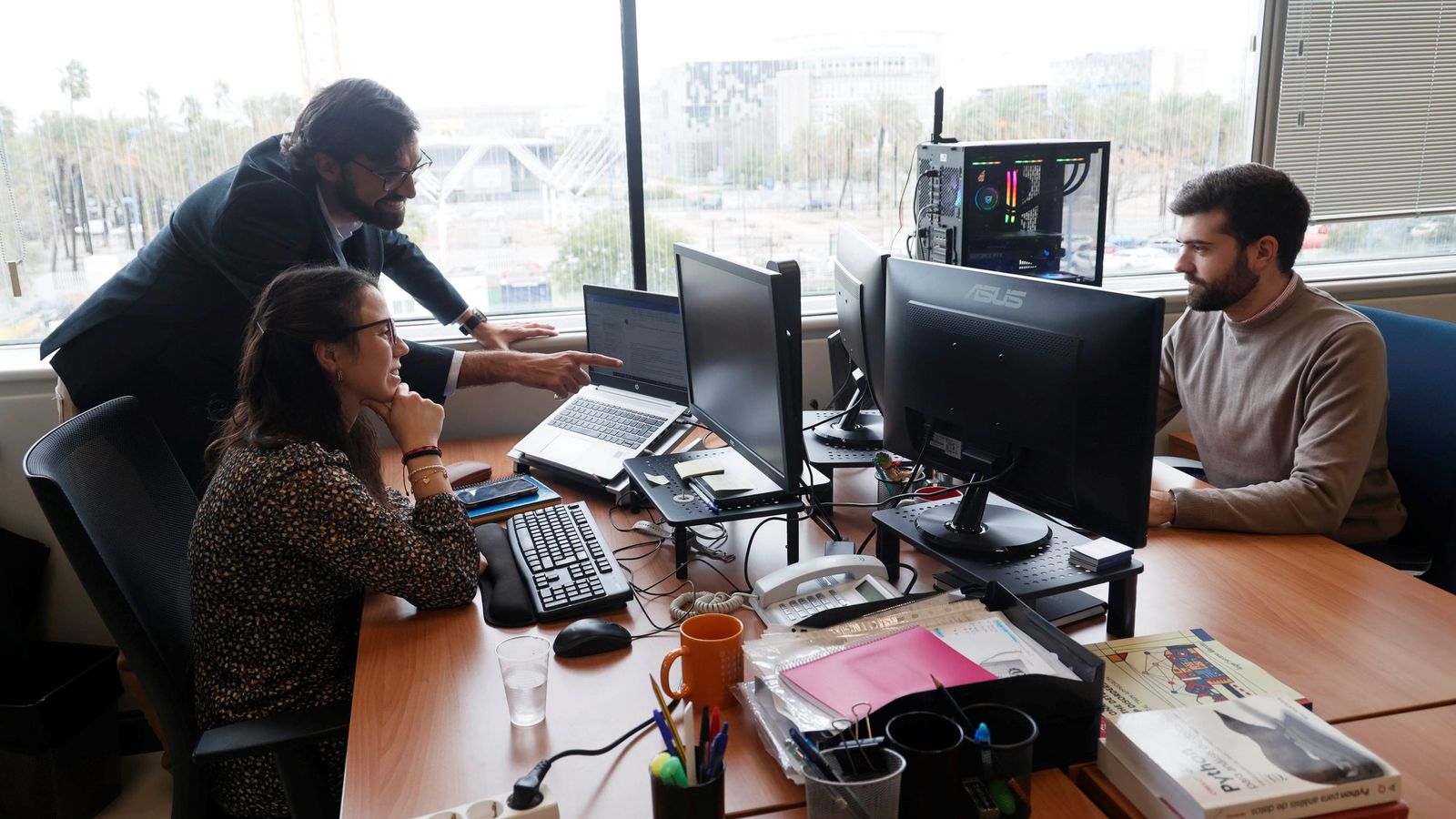 Armengol revisa algunas de las conclusiones en el laboratorio.