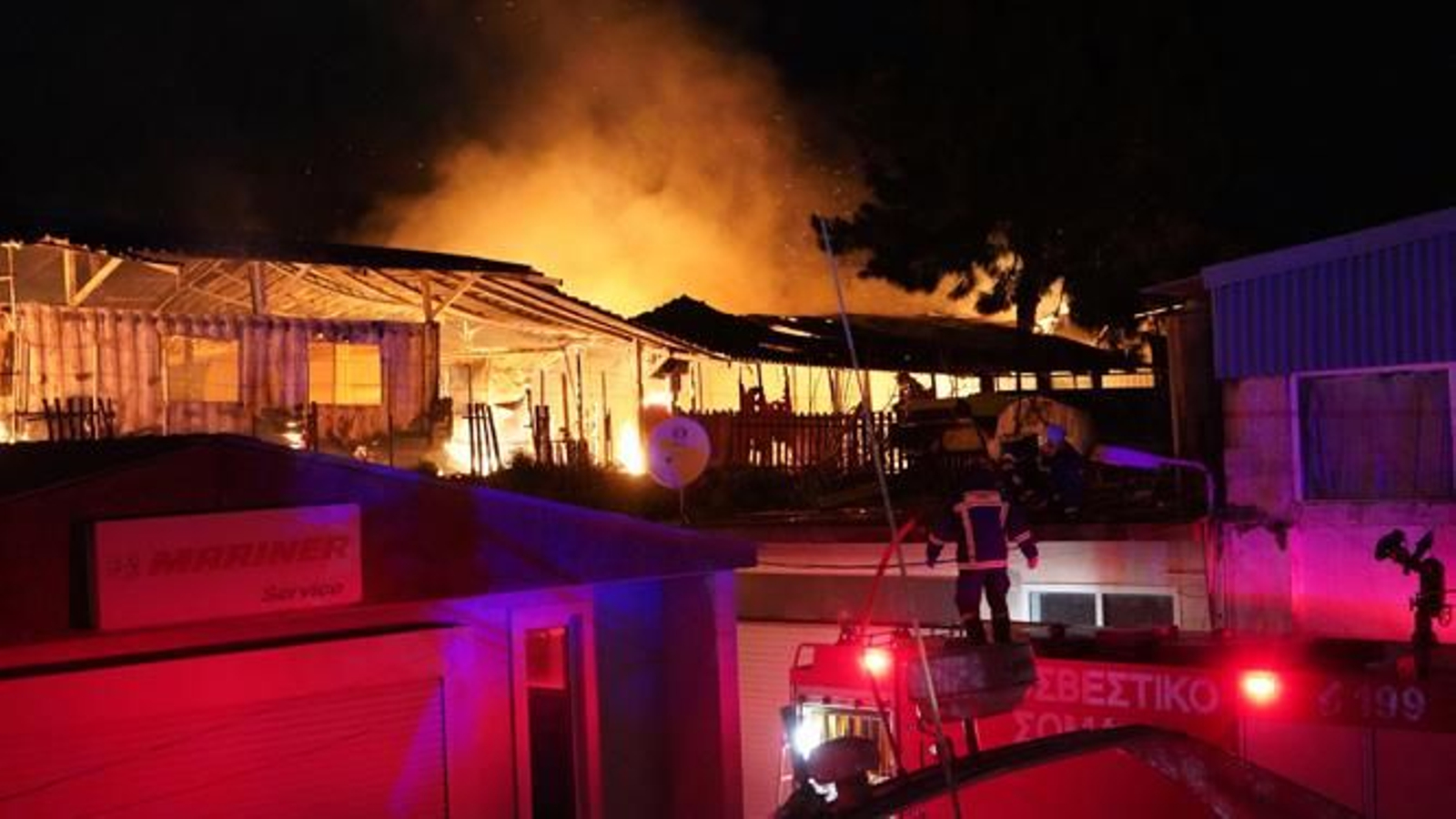 El centro social de refugiados One Happy Family, en llamas.