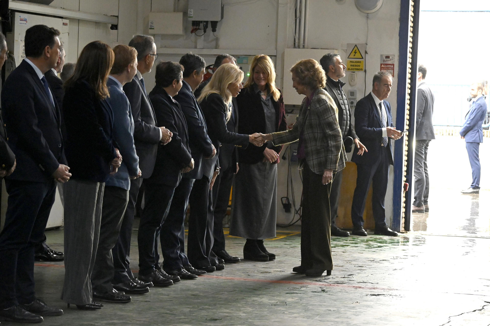 La Reina Sofía visita el Banco de Alimentos de Huelva, en imágenes