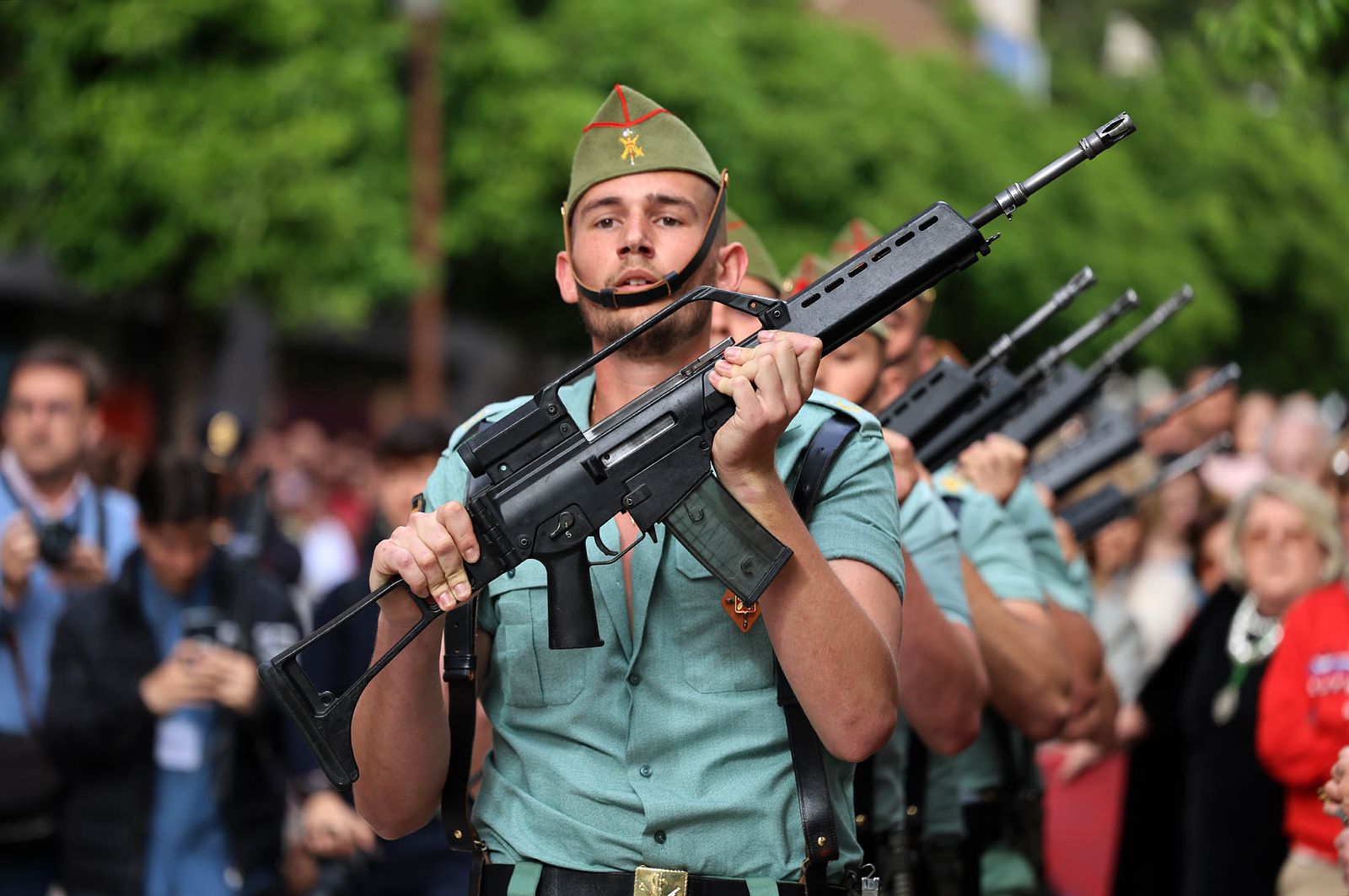 Sábado de Pasión: Imágenes de la procesión del Cristo de la Vera+Cruz portado por el Grupo de Caballería Ligero Acorazado 'Reyes Católicos' II de la Legión de Ronda