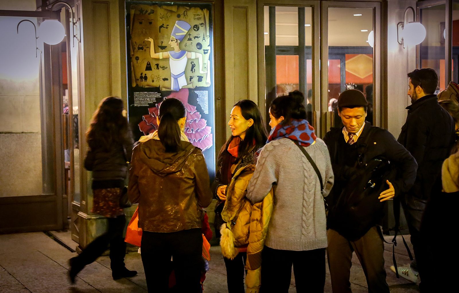 Varias cursillistas japonesas, a las puertas del Teatro Villamarta.