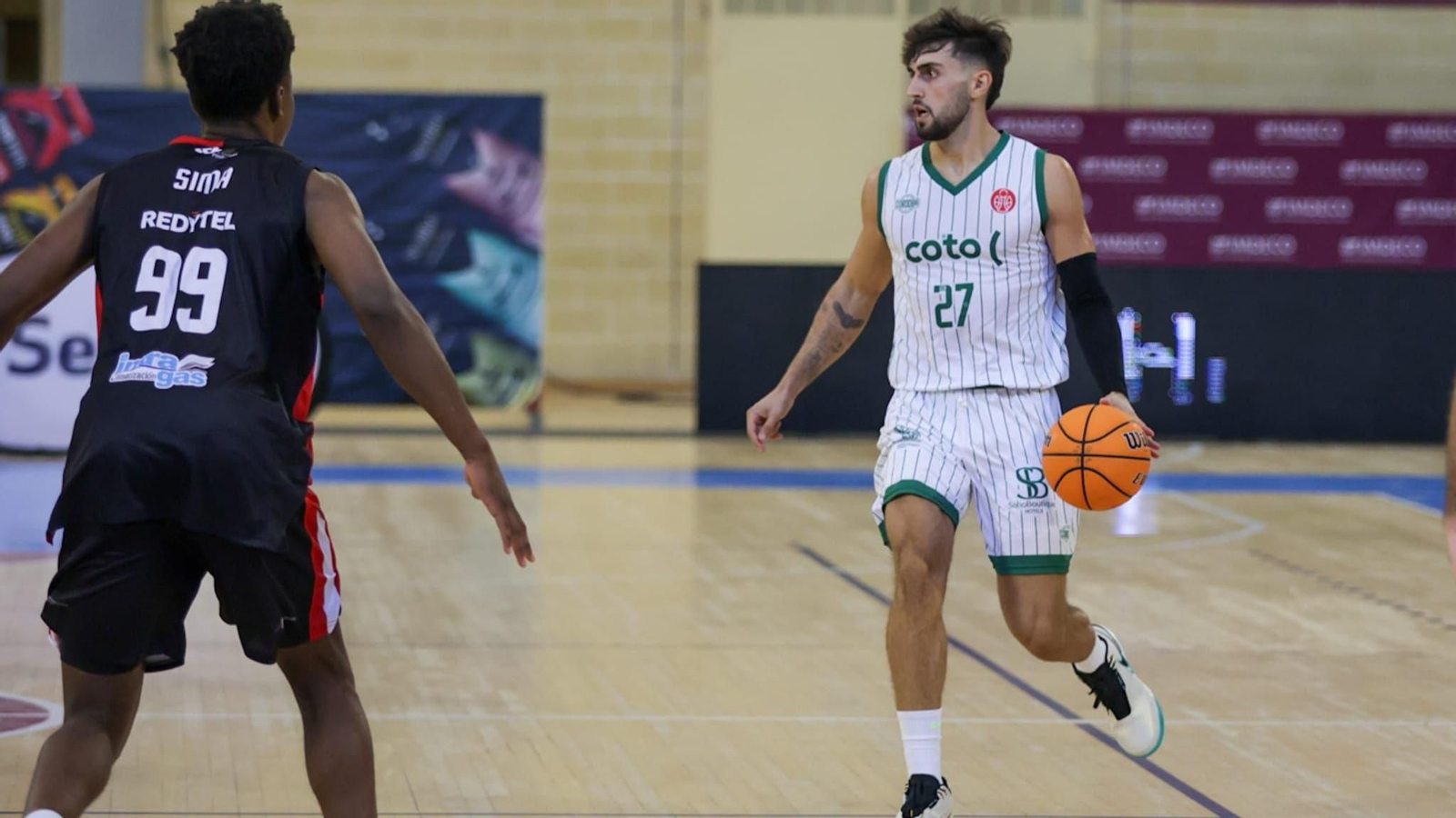 Fernando Bello sube la bola en el duelo del Coto Córdoba ante el Clínica Ponferrada en Vista Alegre.