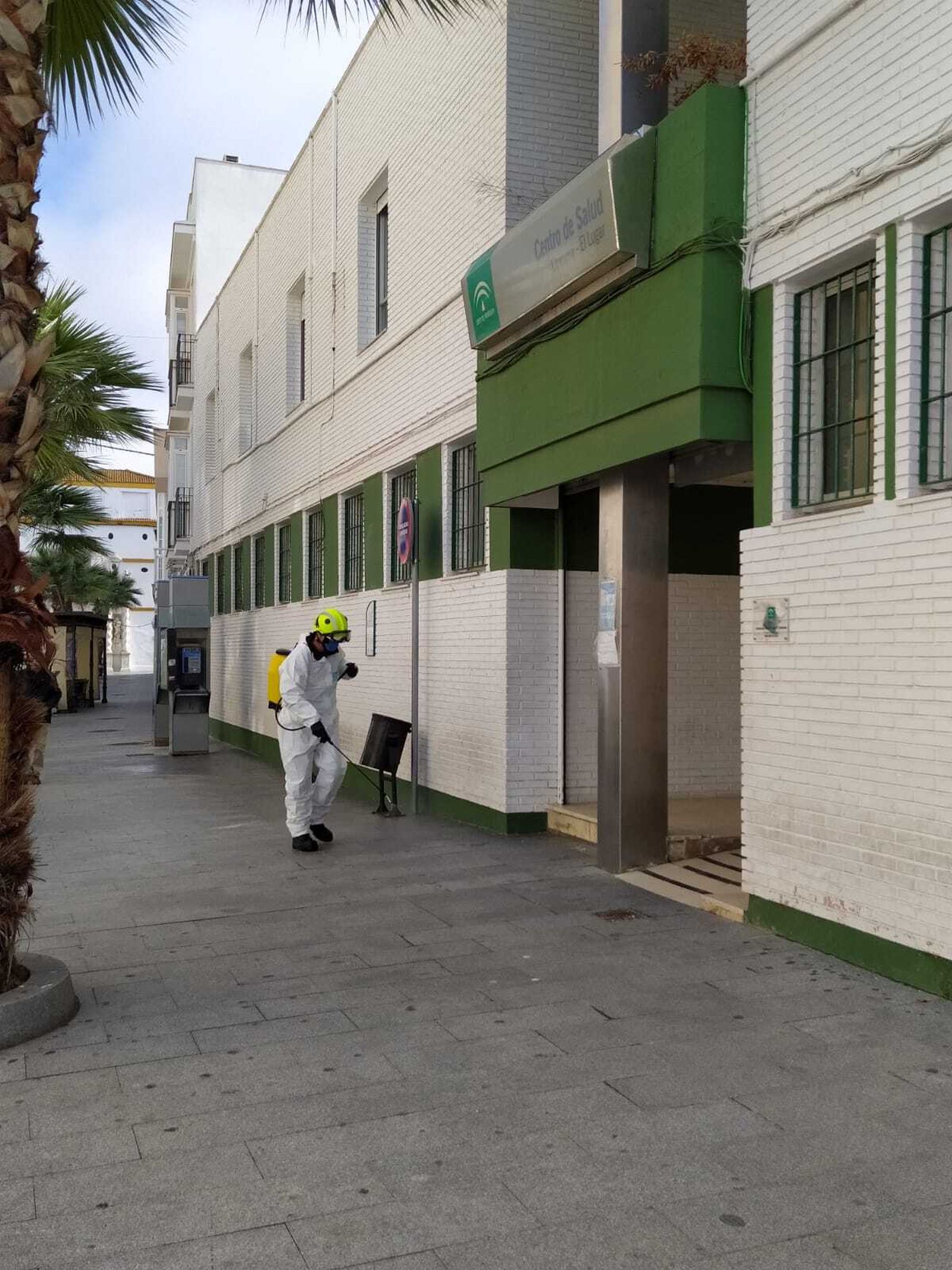 Labores de desinfección en el centro de salud en la calle Jesús Nazareno.