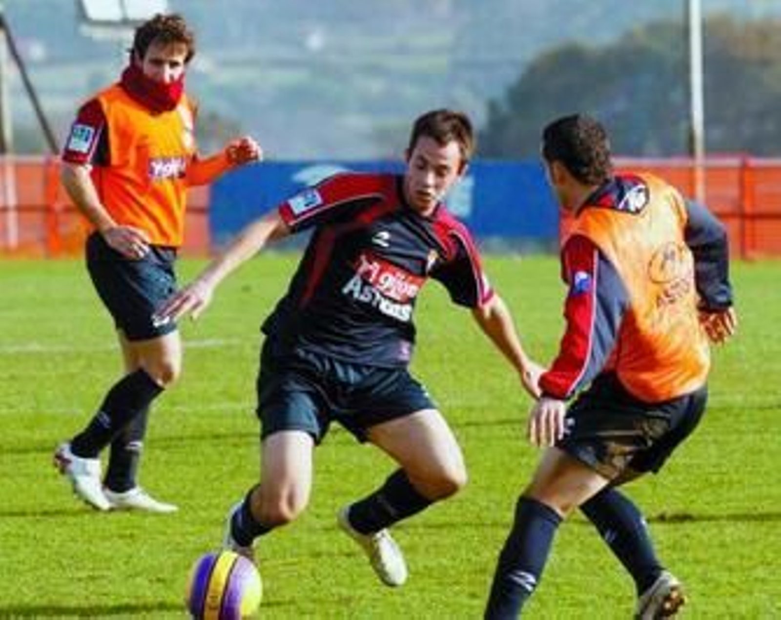 Carlos Álvarez (con el balón) entrena a diario con el primer equipo del Sporting de Gijón.