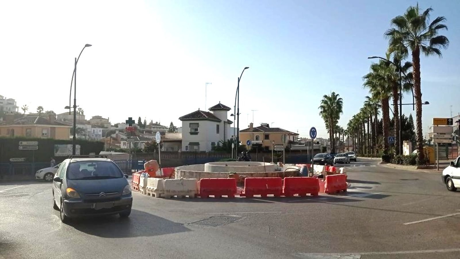 Obras en la rotonda donde se instalará la escultura de Suso de Marcos.