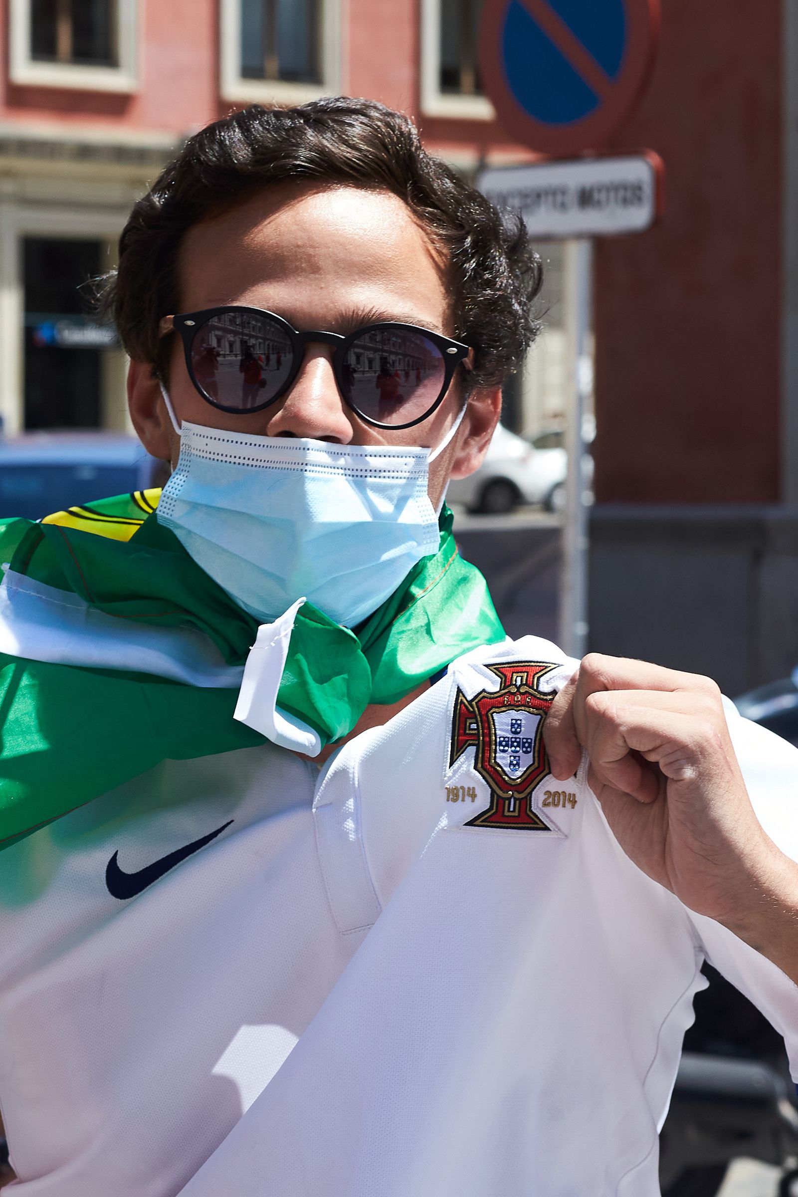 Imágenes de la convivencia entre belgas y portugueses por las calles de Sevilla.