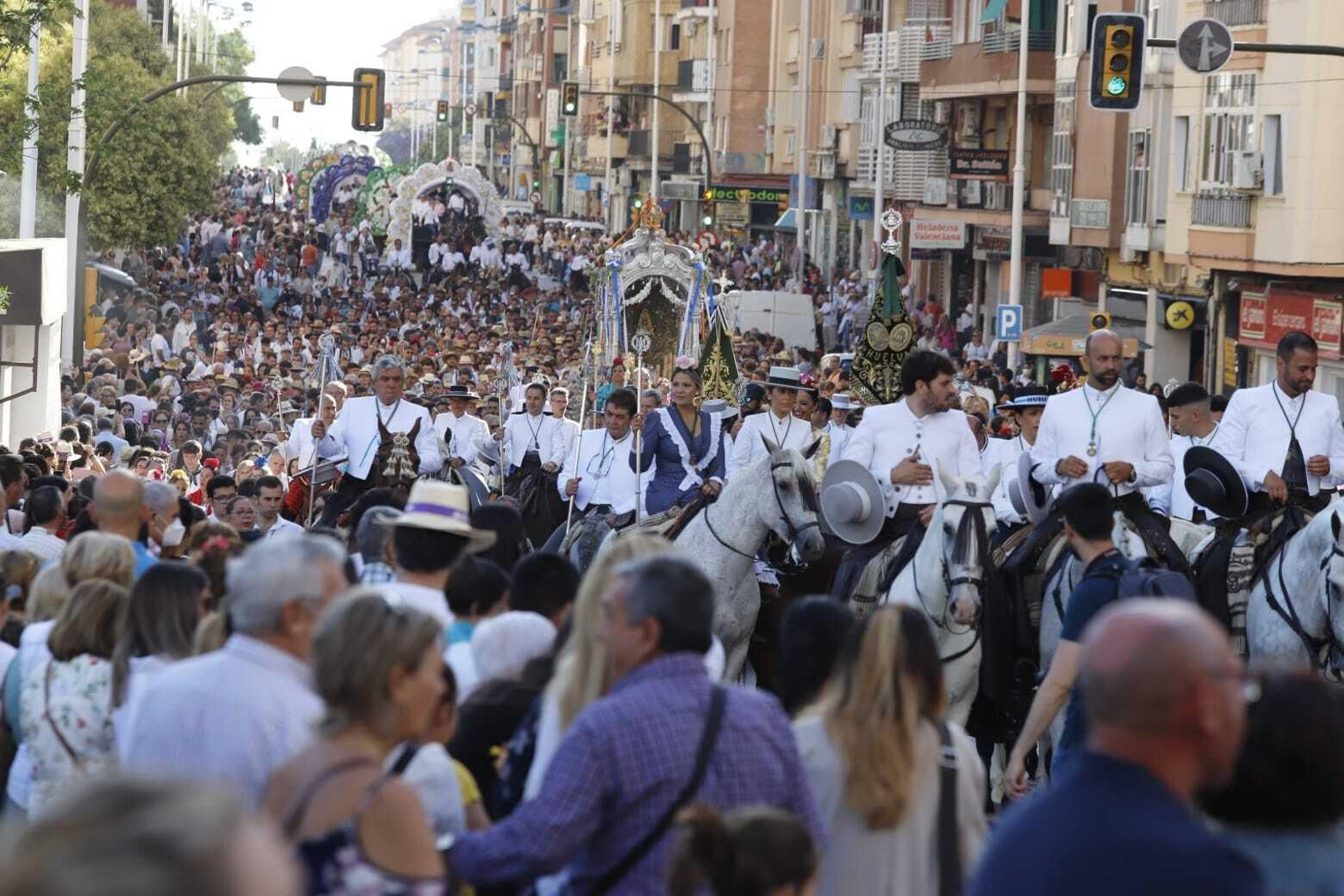 Las primeras imágenes de la Hermandad del Rocío de Huelva por las calles de la capital