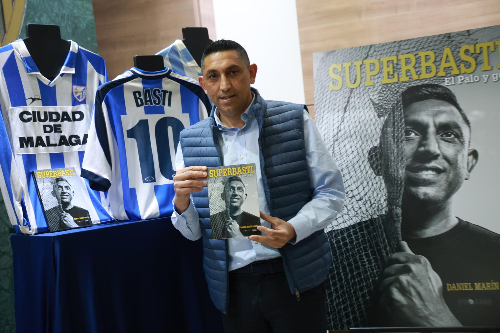 Basti: La presentación de su libro en La Rosaleda, en fotos