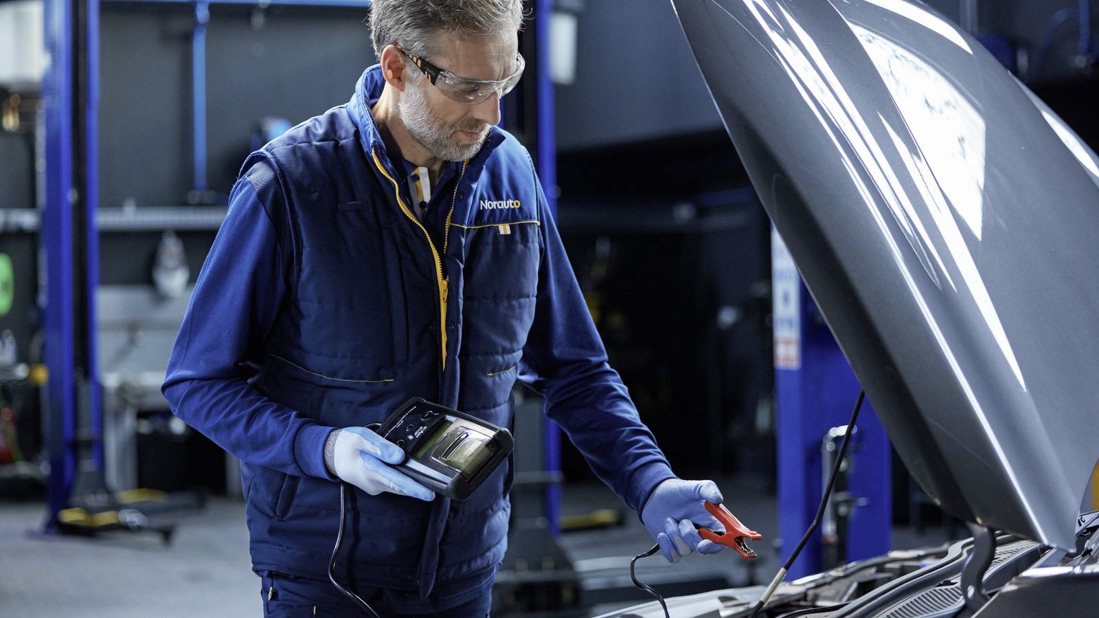 Entre los servicios más demandados por los clientes están los cambios de baterías o neumáticos y las revisiones.