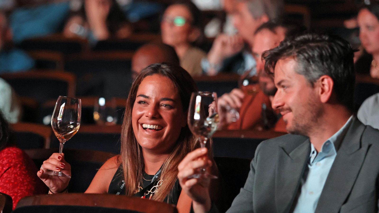 Dos de los congresistas disfrutan de unas copas de Jerez durante el evento.