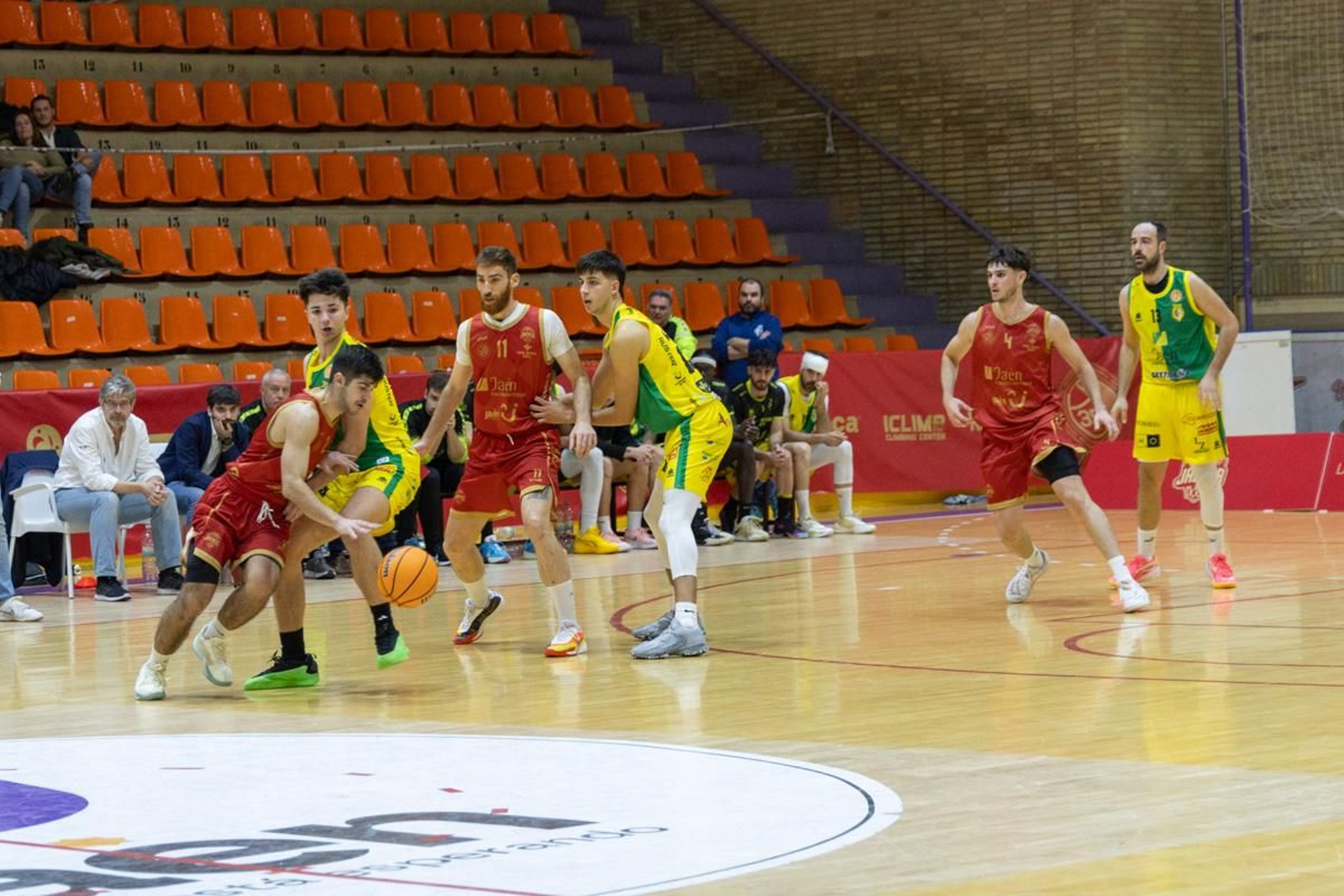 La Salobreja vibra con el derbi de la capital entre Jaén CB y Jaén FS, en imágenes