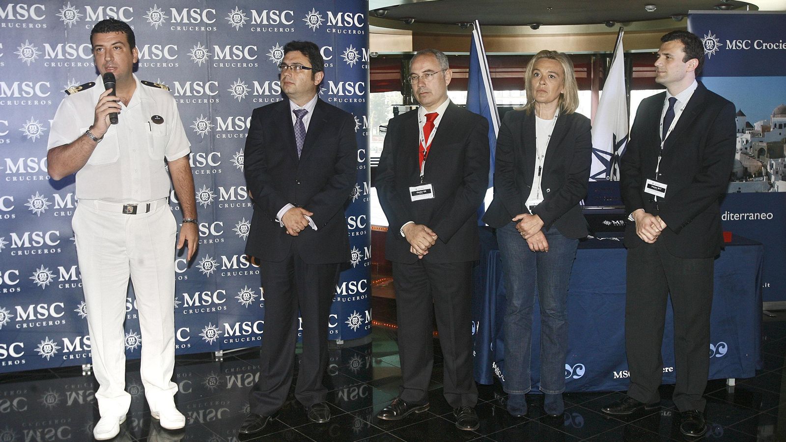 Acto protocolario a bordo durante una de las visitas del MSC Poesía al puerto de Cádiz