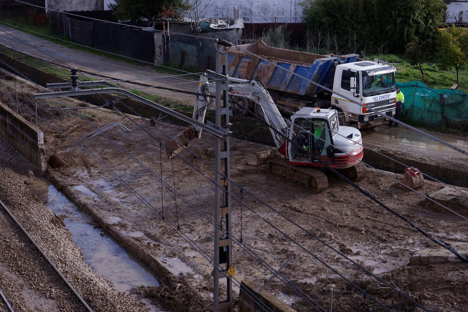 Caída de un muro de contención en Villa del Río