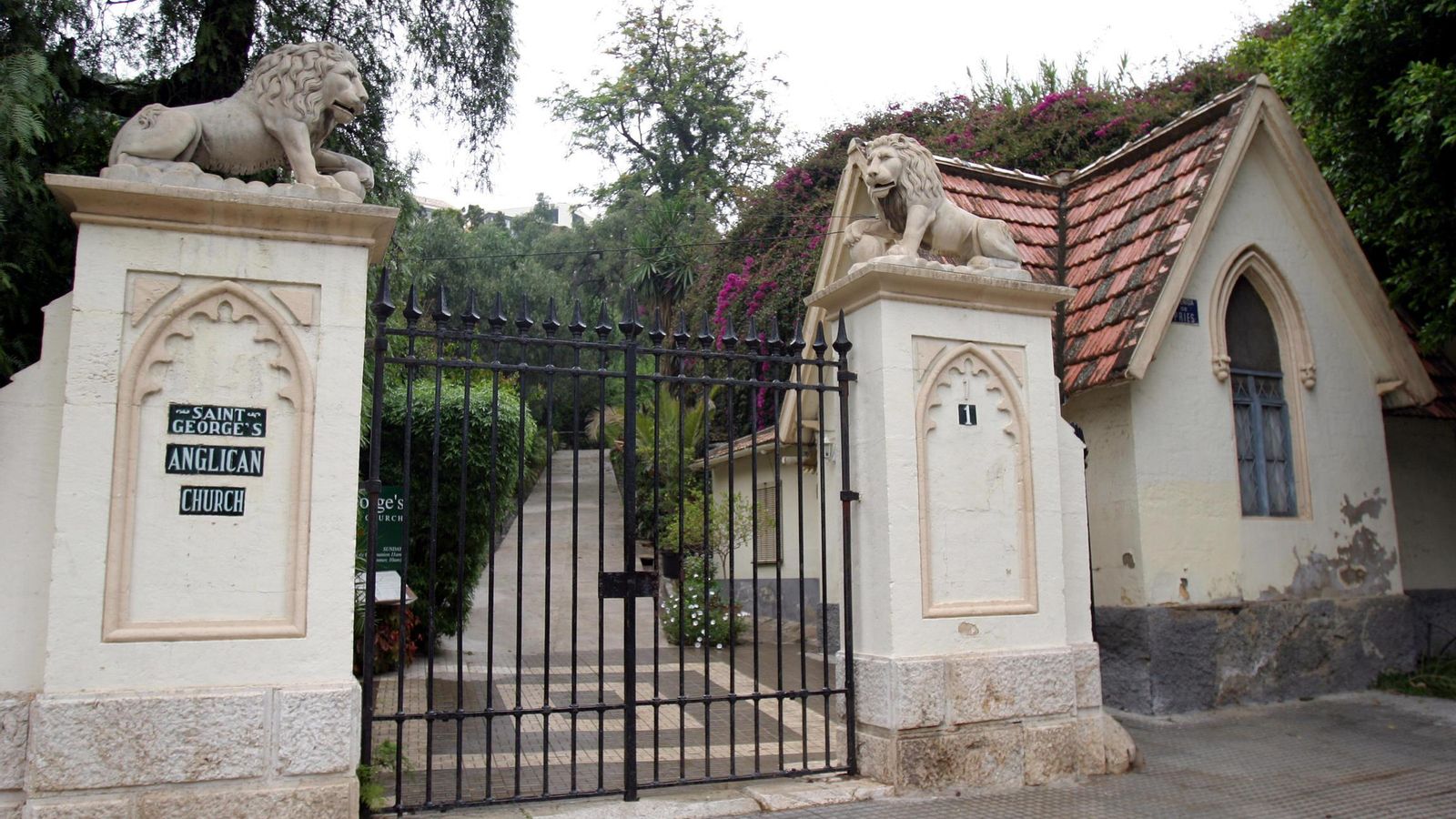 El cementerio inglés en pleno Paseo de Reding de la capital.