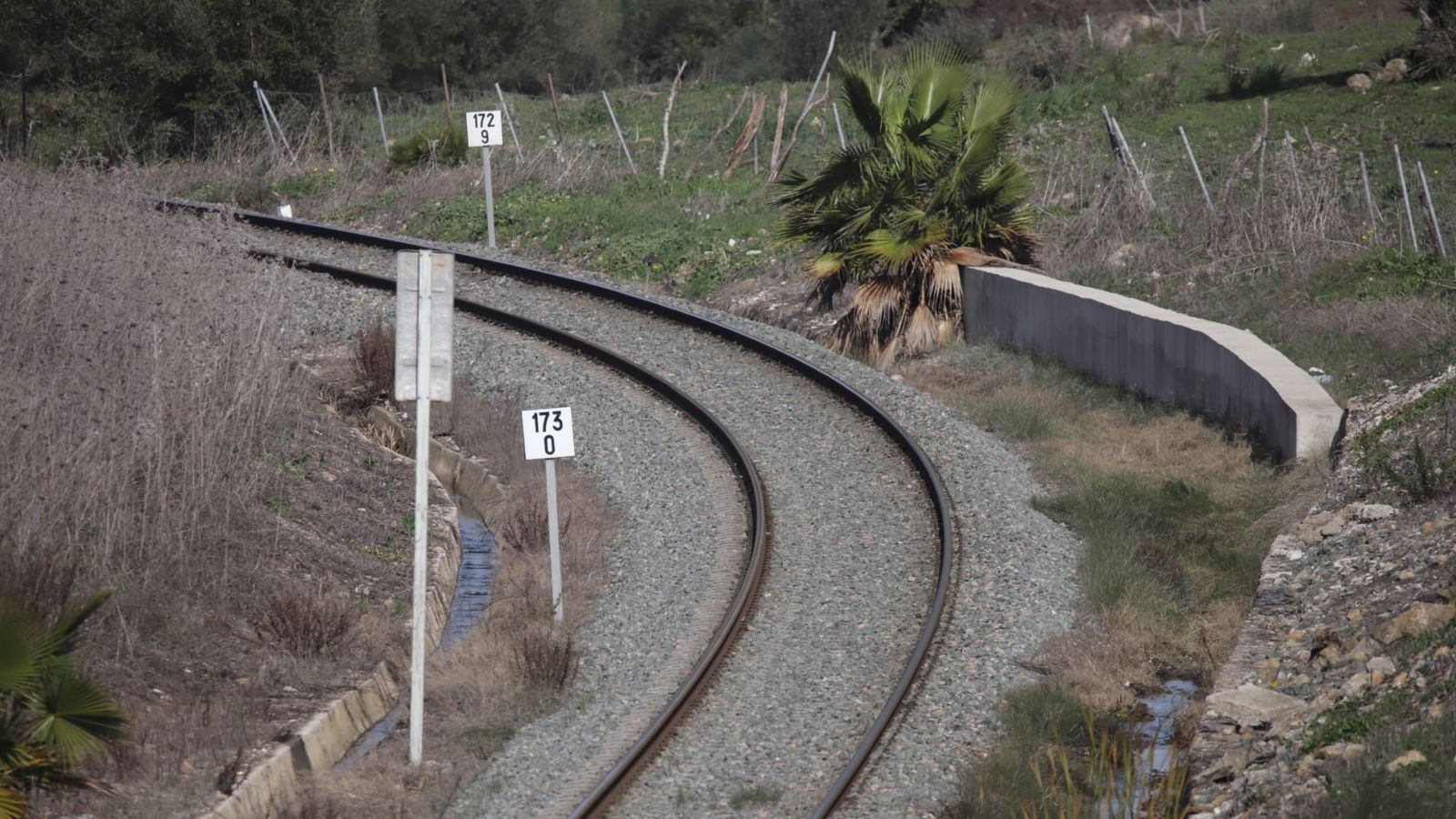 Vías del tren en el entorno de Botafuegos.